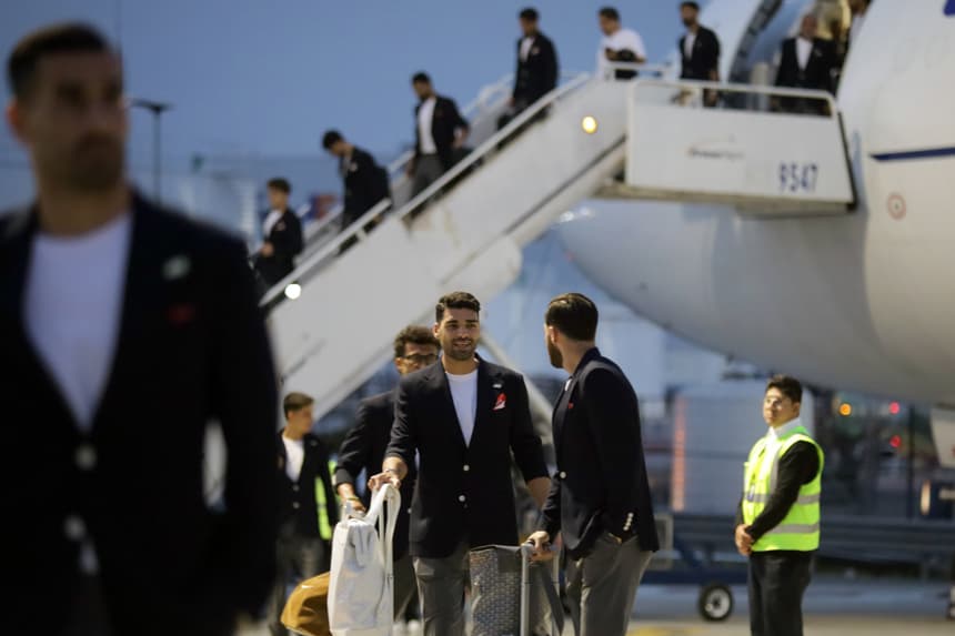 Jugadores de la selección de fútbol de Irán descienden del avión durante su llegada este domingo, al Aeropuerto Internacional de Tijuana (México). La selección de Irán llegó la madrugada a la ciudad mexicana de Tijuana, donde establecerá su centro de operaciones previo a sus compromisos en la Copa Mundial que se disputará en Estados Unidos, en medio de las trabas logísticas y diplomáticas de Washington. (EFE/ Joebeth Terríquez)