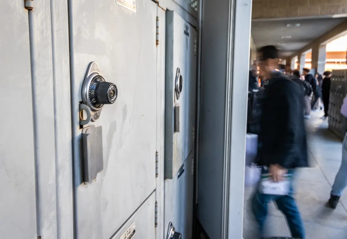 Estudiantes en una escuela del Distrito Escolar Unificado de Los Ángeles, en Los Ángeles, el 8 de enero de 2024. (John Fredricks/The Epoch Times)