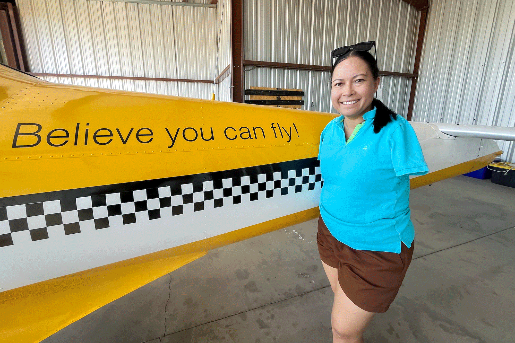 La piloto Jessica Cox posa junto a su avión monomotor Ercoupe de 1946 en Marana, Arizona, el 22 de mayo de 2026. Cox ha acumulado más de 100 horas de vuelo pilotando el avión con los pies. (Allan Stein/The Epoch Times)
