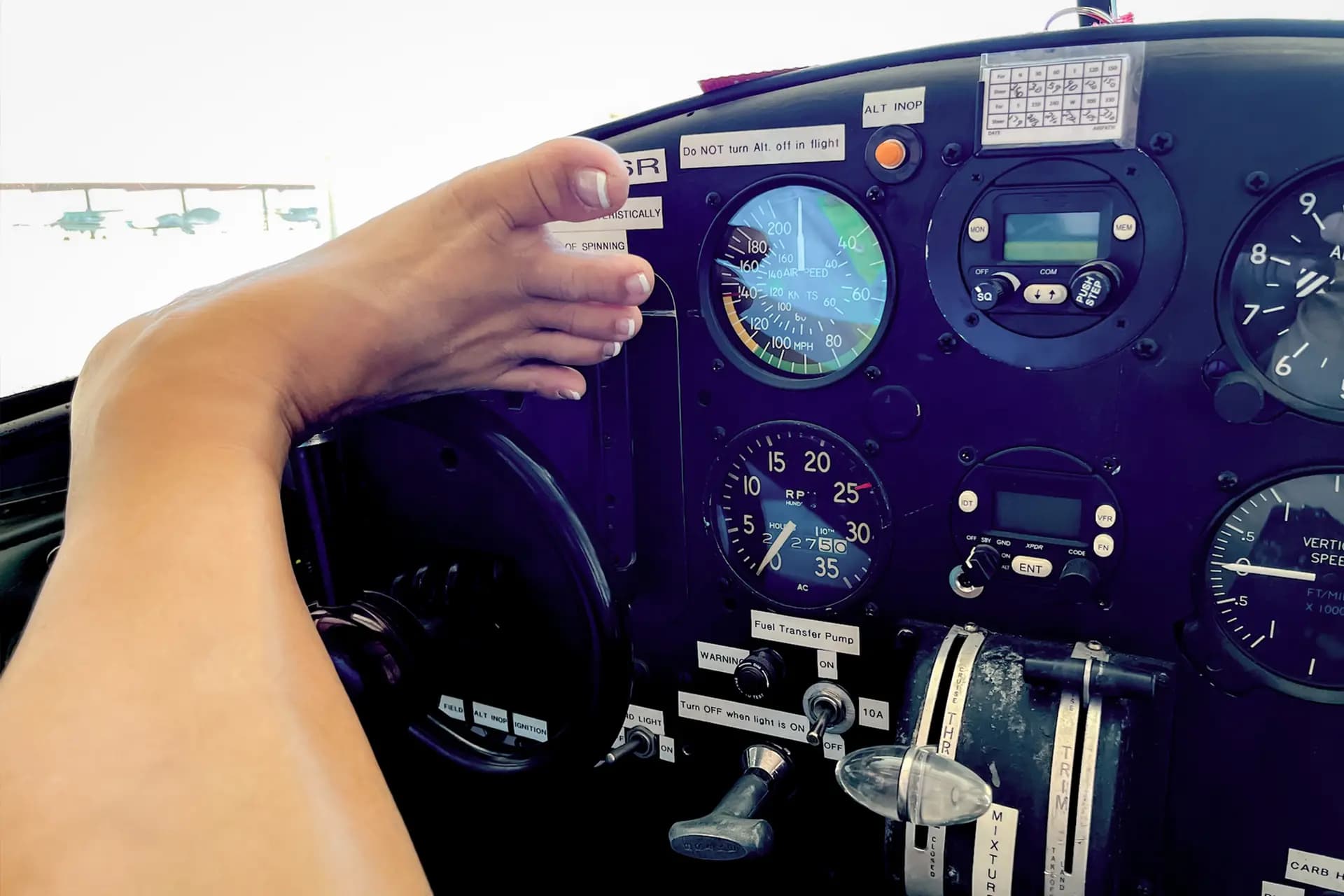 (Arriba) Jessica Cox sonríe desde la cabina de su avioneta Ercoupe de 1946 en Marana, Arizona, el 22 de mayo de 2026. Cox nació sin brazos debido a un raro defecto congénito. (Abajo) Con su pie derecho, Jessica Cox señala los controles principales que utiliza para pilotar su avión clásico en Marana, Arizona, el 22 de mayo de 2026. En 2008, hizo historia al convertirse en la primera piloto sin brazos con licencia del mundo. (Allan Stein/The Epoch Times)