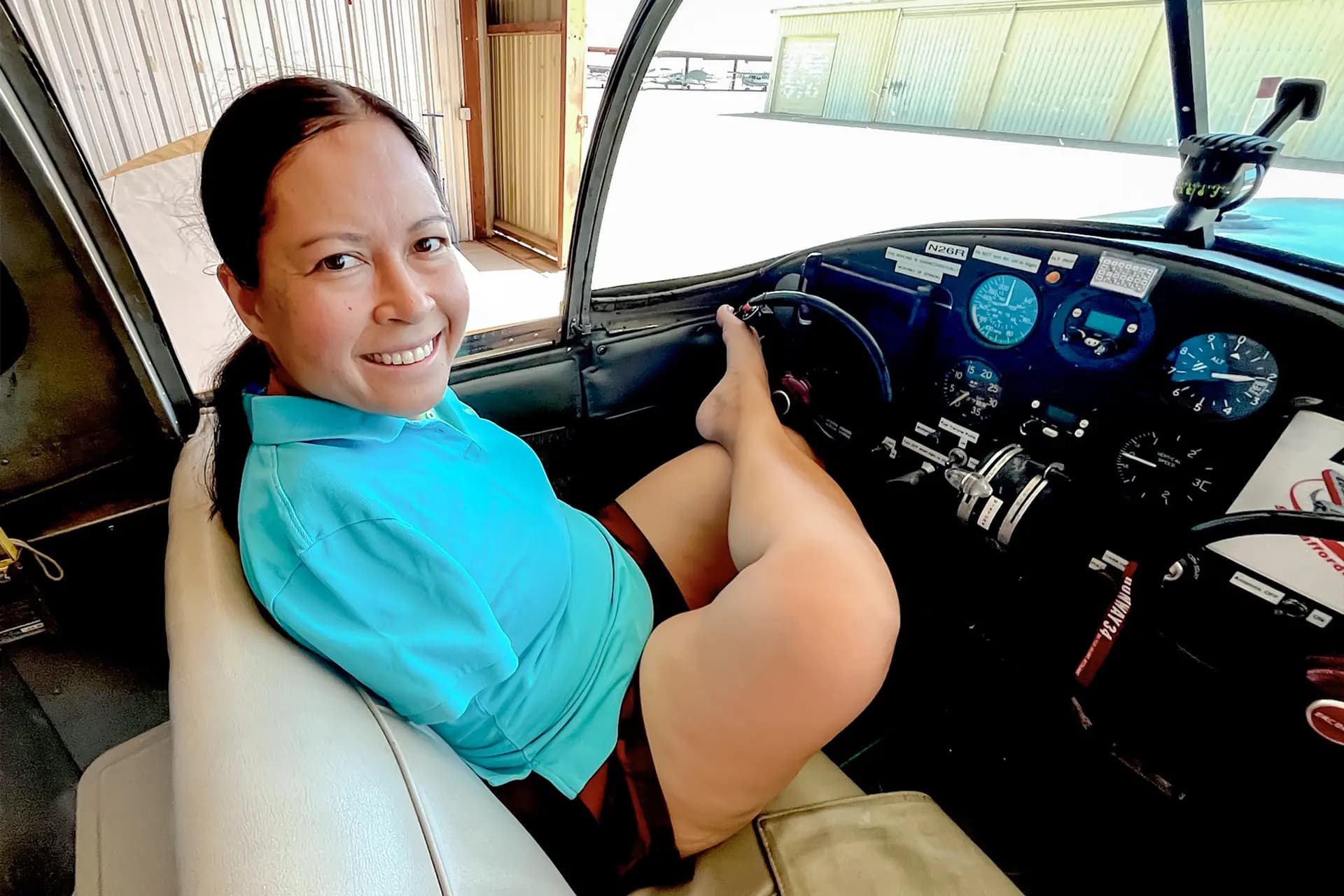 (Arriba) Jessica Cox se balancea sobre un ala mientras entra en la cabina de un avión ligero Ercoupe de 1946 en Marana, Arizona, el 22 de mayo de 2026. (Abajo) Jessica Cox sentada en la cabina de un avión antiguo en Marana, Arizona, el 22 de mayo de 2026. (Allan Stein/The Epoch Times)