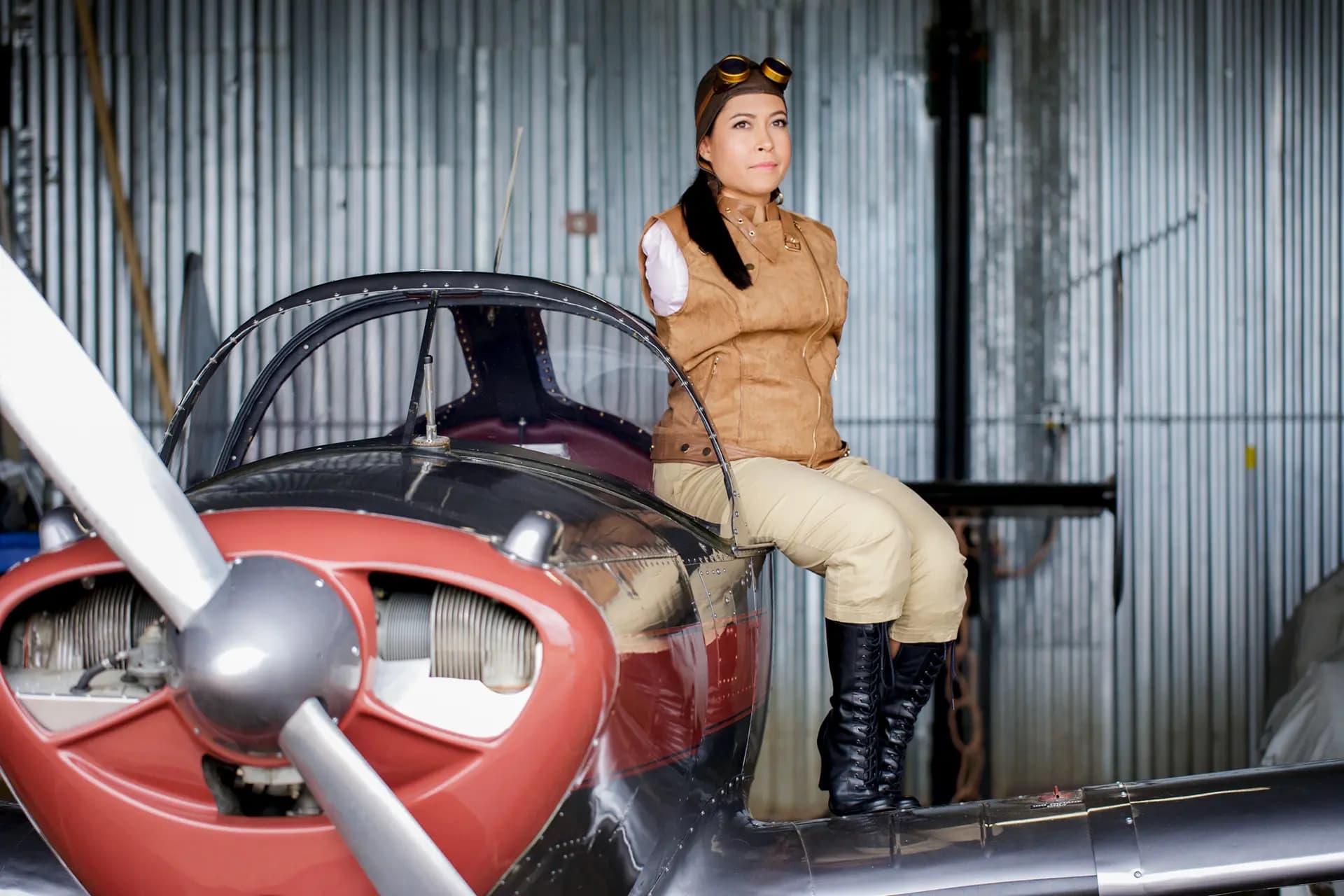 Sentada en el ala de un avión clásico, la piloto Jessica Cox ofrece un mensaje de esperanza para las personas con discapacidades físicas. (Cortesía de Jessica Cox)