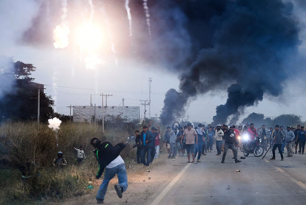Manifestantes antigubernamentales se enfrentan a agentes de policía y civiles durante una operación para despejar un bloqueo de carreteras en San Julián, departamento de Santa Cruz, Bolivia, el 6 de junio de 2026. Bolivia ha enfrentado días de manifestaciones y bloqueos de carreteras en medio de crecientes tensiones políticas y escasez que afectan a diferentes regiones del país. (Rodrigo URZAGASTI/AFP vía Getty Images)