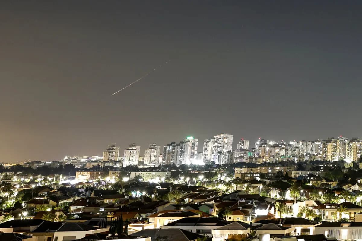 Un destello de luz ilumina el cielo durante un ataque con misiles de Irán hacia Israel visto desde Ashkelon, Israel, el 7 de junio de 2026. (Amir Cohen/Reuters)