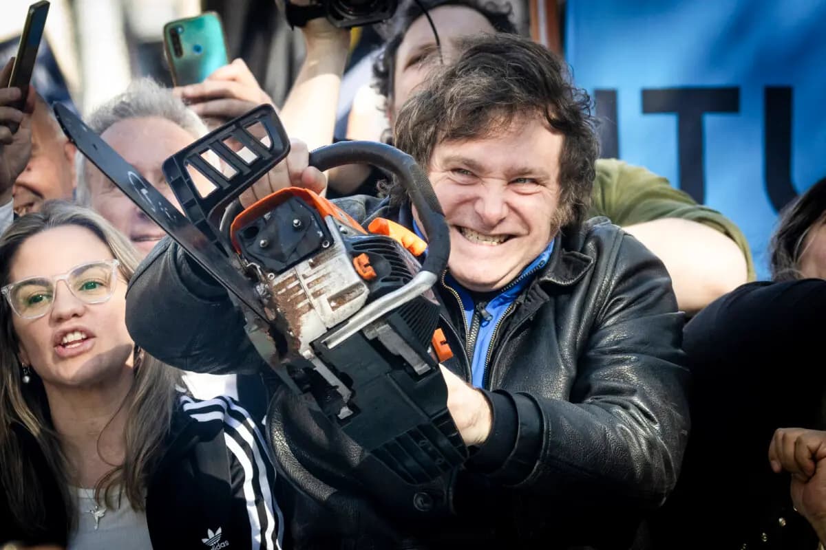 El entonces candidato presidencial argentino Javier Milei levanta una motosierra durante un mitin de campaña en Buenos Aires, Argentina, el 25 de septiembre de 2023. (Tomás Cuesta/Getty Images)