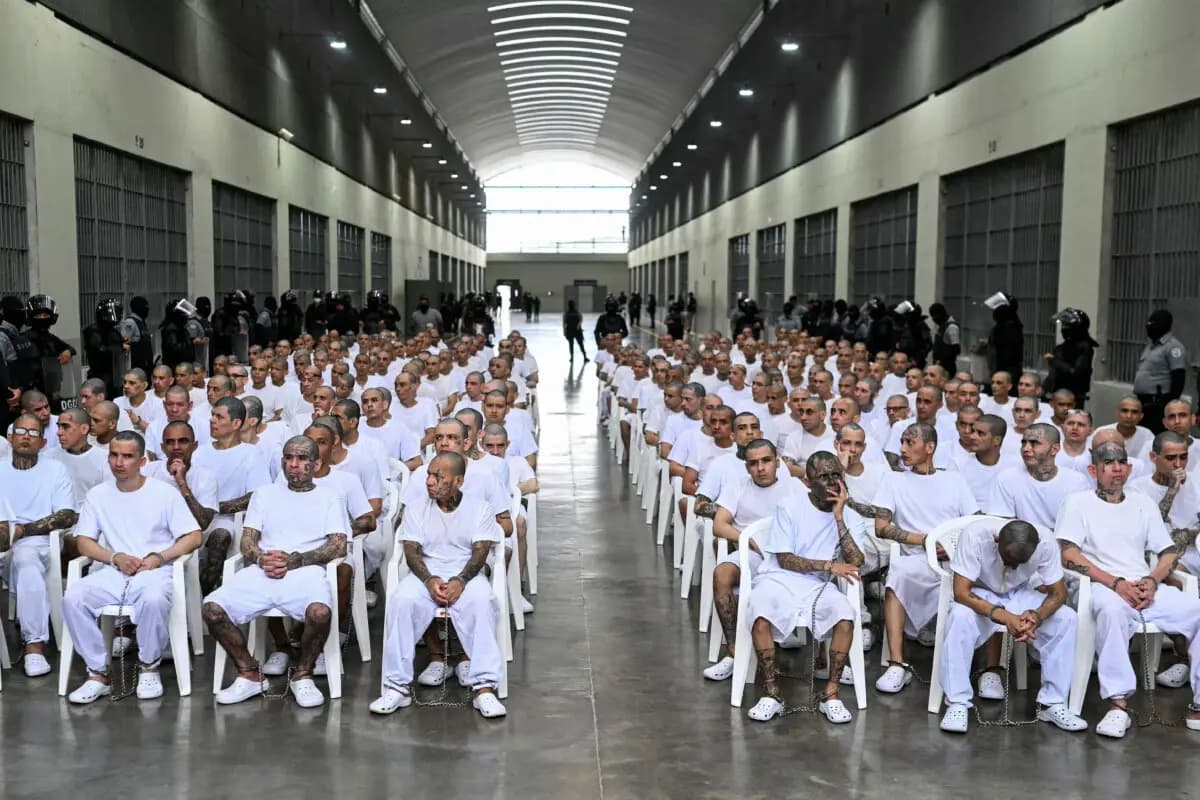 Presuntos miembros de la pandilla Mara Salvatrucha (MS-13) asisten a una audiencia judicial remota por videoconferencia en el Centro de Confinamiento del Terrorismo (CECOT) en Tecoluca, El Salvador, el 23 de abril de 2026. (Marvin Recinos/AFP via Getty Images)