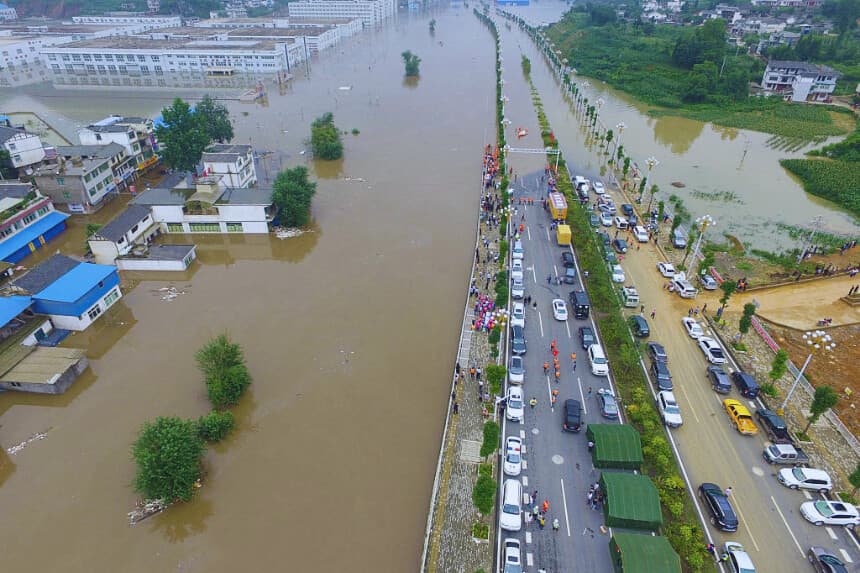 Vista aérea de vehículos cerca de la zona inundada por las fuertes lluvias en el condado de Zhijin, el 28 de junio de 2016, en Bijie, provincia de Guizhou (China). Imagen de Archivo (Foto de Getty Images)