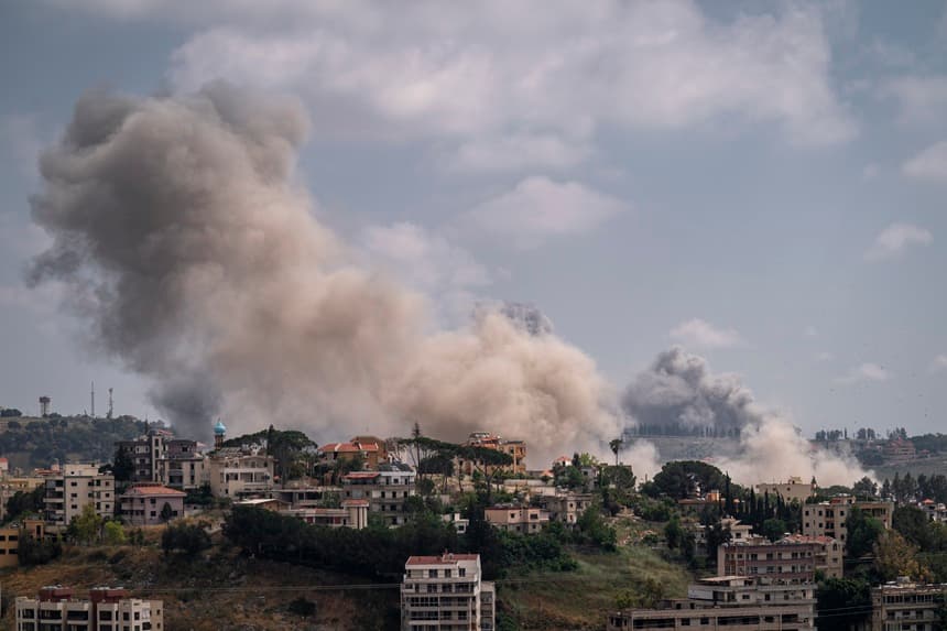 El humo se eleva tras un ataque aéreo israelí el 2 de junio de 2026 en Nabatieh, Líbano. (Adri Salido/Getty Images)