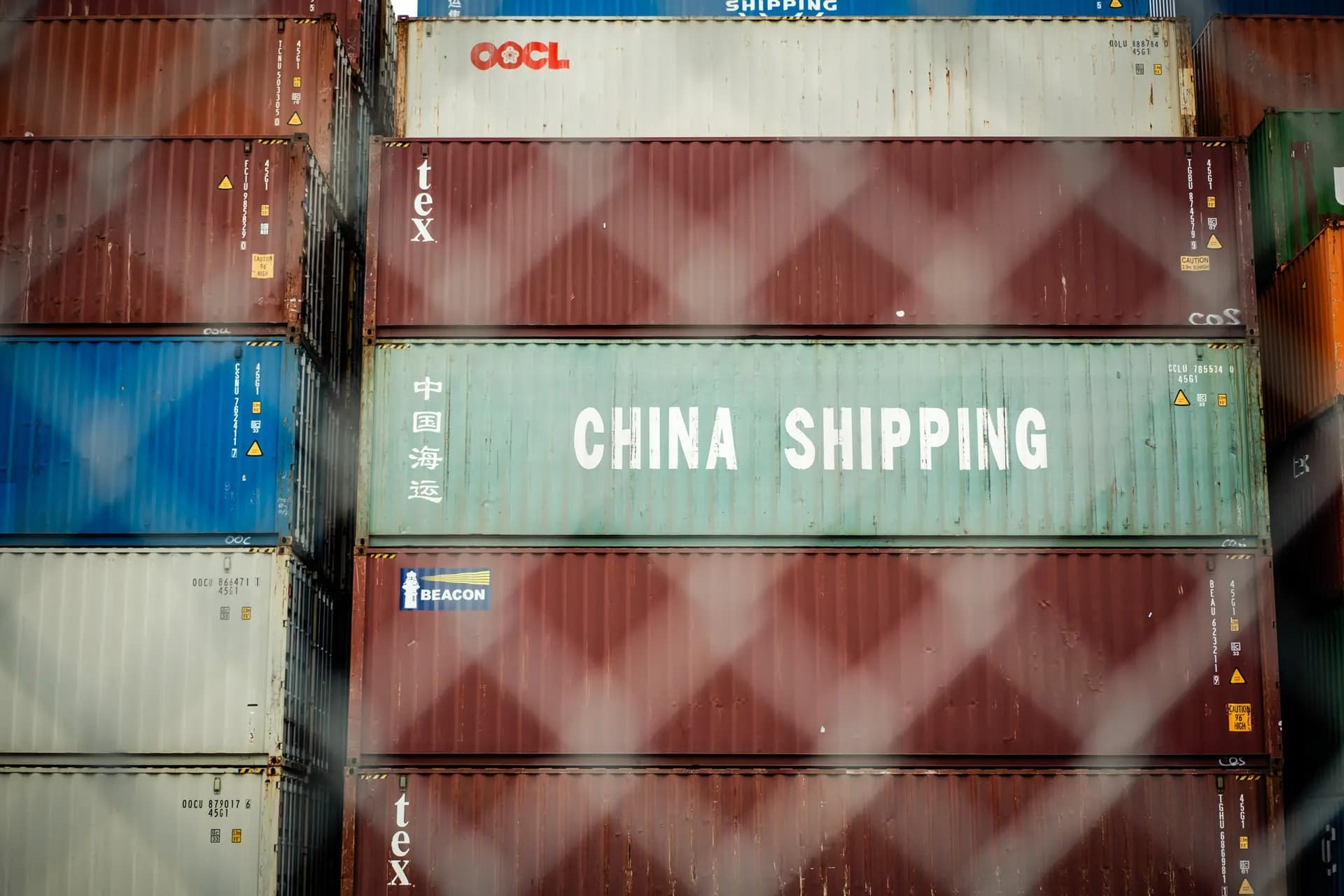 Contenedores de transporte chino cerca de la terminal marítima de Maher en Elizabeth, Nueva Jersey, el 1 de octubre de 2024. (Madalina Vasiliu/The Epoch Times)