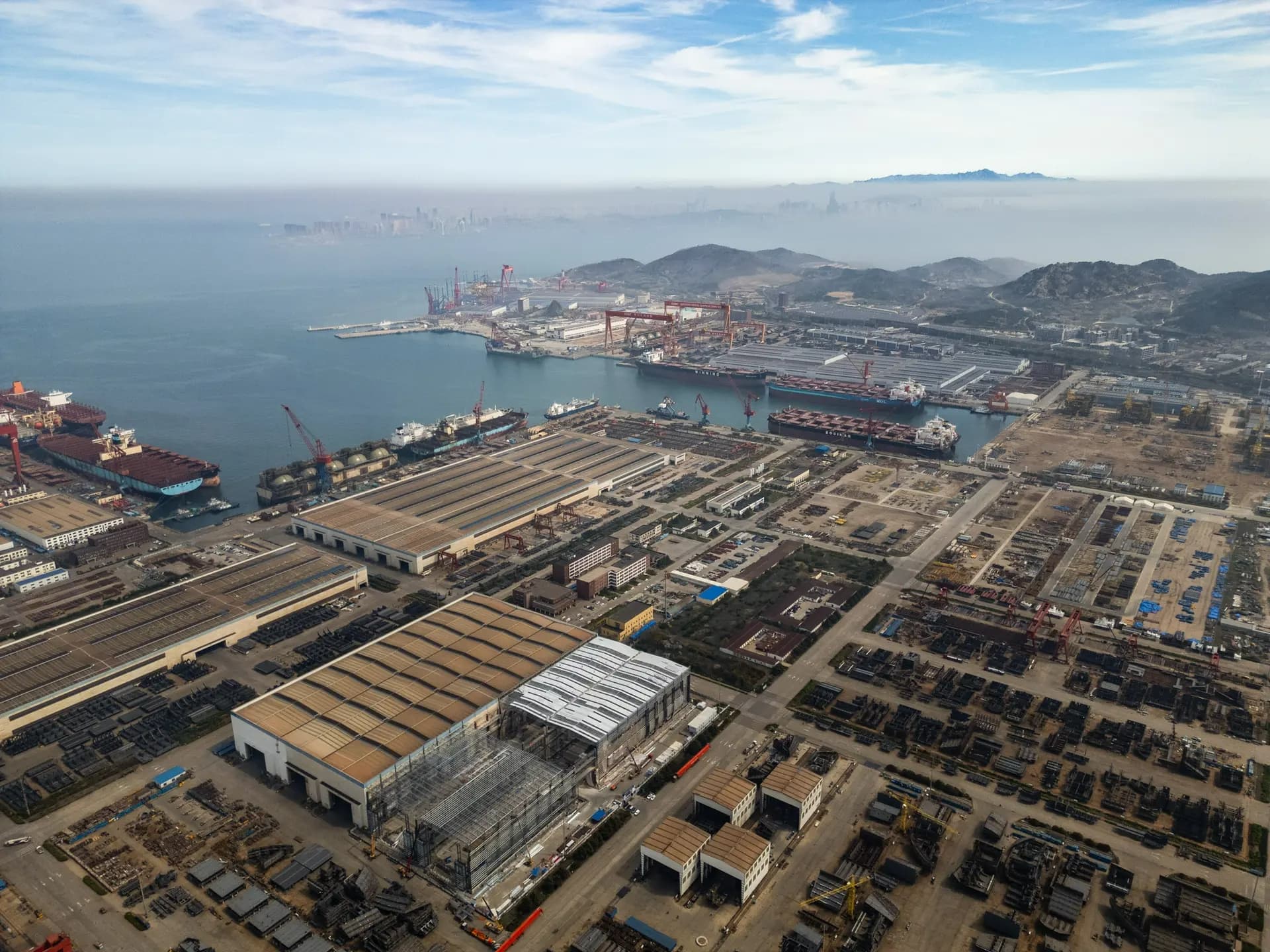 Buques atracados en una base de producción naval en Qingdao, China, el 12 de abril de 2026. En mayo, el Departamento de Justicia acusó a fabricantes chinos de contenedores de transporte y a sus ejecutivos de formar un cártel de fijación de precios durante los años de la pandemia. (Getty Images)