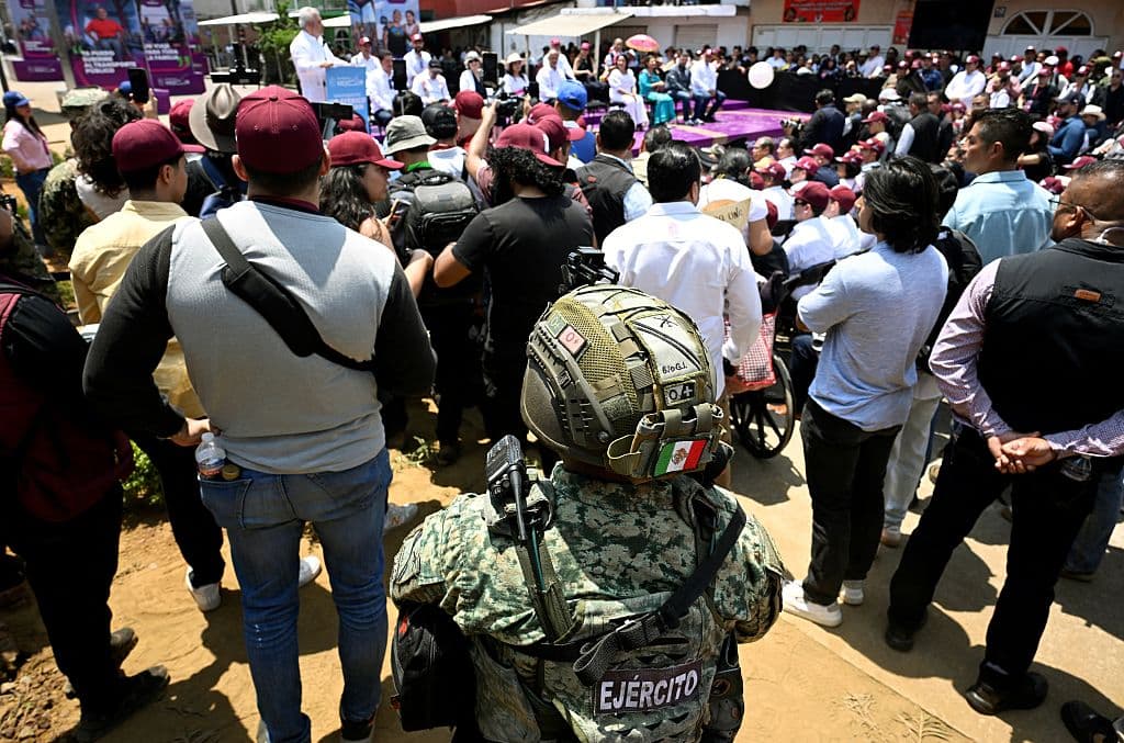 Un soldado del Ejército mexicano monta guardia durante un evento en Uruapan, Michoacán, México, el 18 de abril de 2026. Gente comprando o comiendo en las terrazas: una ilusión de normalidad choca con el miedo subyacente y la intimidante presencia militar en Uruapan. El asesinato de su alcalde indignó a México y obligó a las autoridades a intensificar su estrategia antidrogas. (Foto de Alfredo ESTRELLA / AFP vía Getty Images)