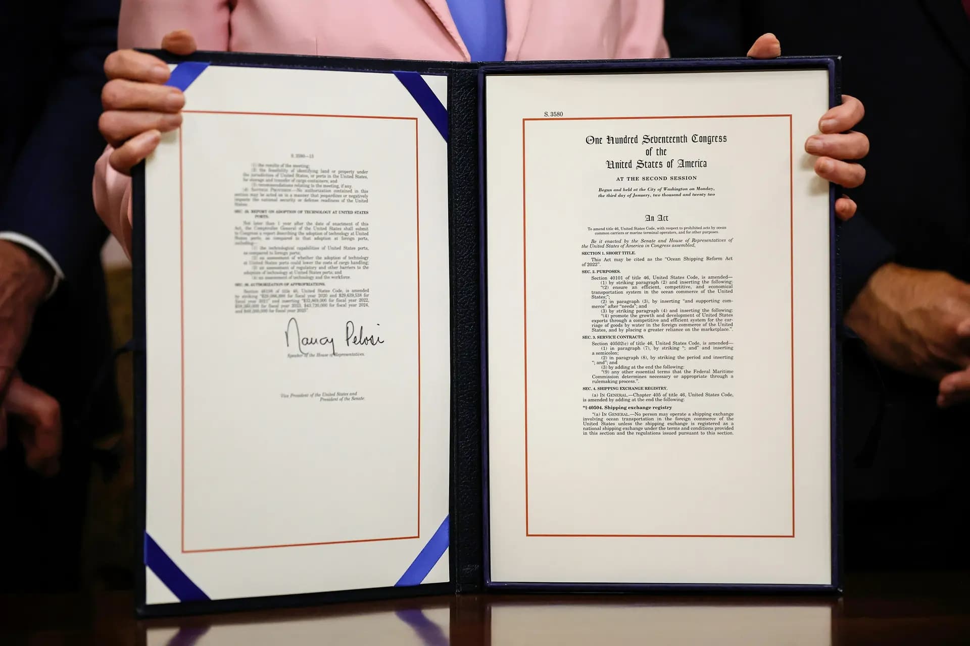 La entonces presidenta de la Cámara de Representantes, Nancy Pelosi (D-Calif. ), sostiene la Ley de Reforma del Transporte Marítimo mientras posa para las fotografías durante la ceremonia de inscripción en su despacho ceremonial del Capitolio de Estados Unidos en Washington el 14 de junio de 2022. En virtud de dicha ley, se otorgó a la Comisión Marítima Federal nuevas competencias para regular las prácticas de las compañías navieras. (Chip Somodevilla/Getty Images)