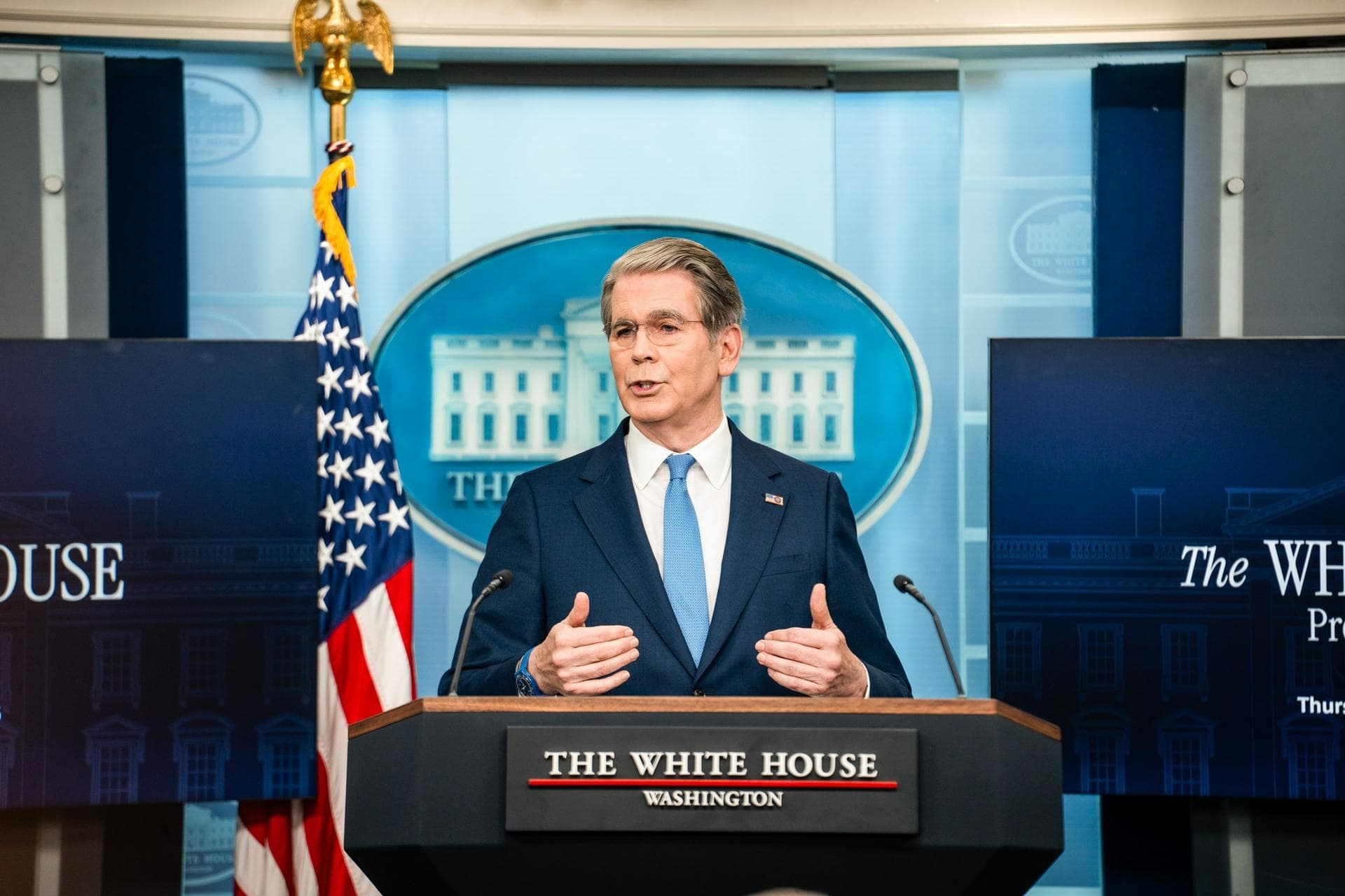El secretario del Tesoro, Scott Bessent, habla durante una rueda de prensa en la Casa Blanca el 28 de mayo de 2026. Li Chenggang, viceministro de Comercio de China, lanzó personalmente un ultimátum de “caos global” por las tasas portuarias estadounidenses durante un viaje no anunciado a Washington, dijo Bessent el año pasado. (Madalina Kilroy/The Epoch Times)