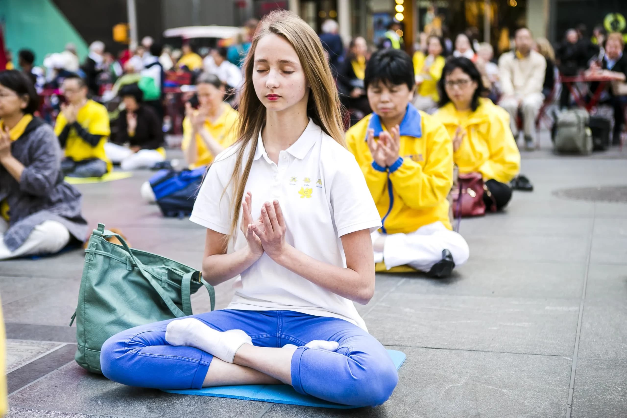 <em>Practicantes de Falun Dafa realizan los ejercicios de Falun Dafa como parte de las celebraciones del Día Mundial de Falun Dafa en Times Square, Nueva York, el 13 de mayo de 2015. (Samira Bouaou/The Epoch Times).</em>