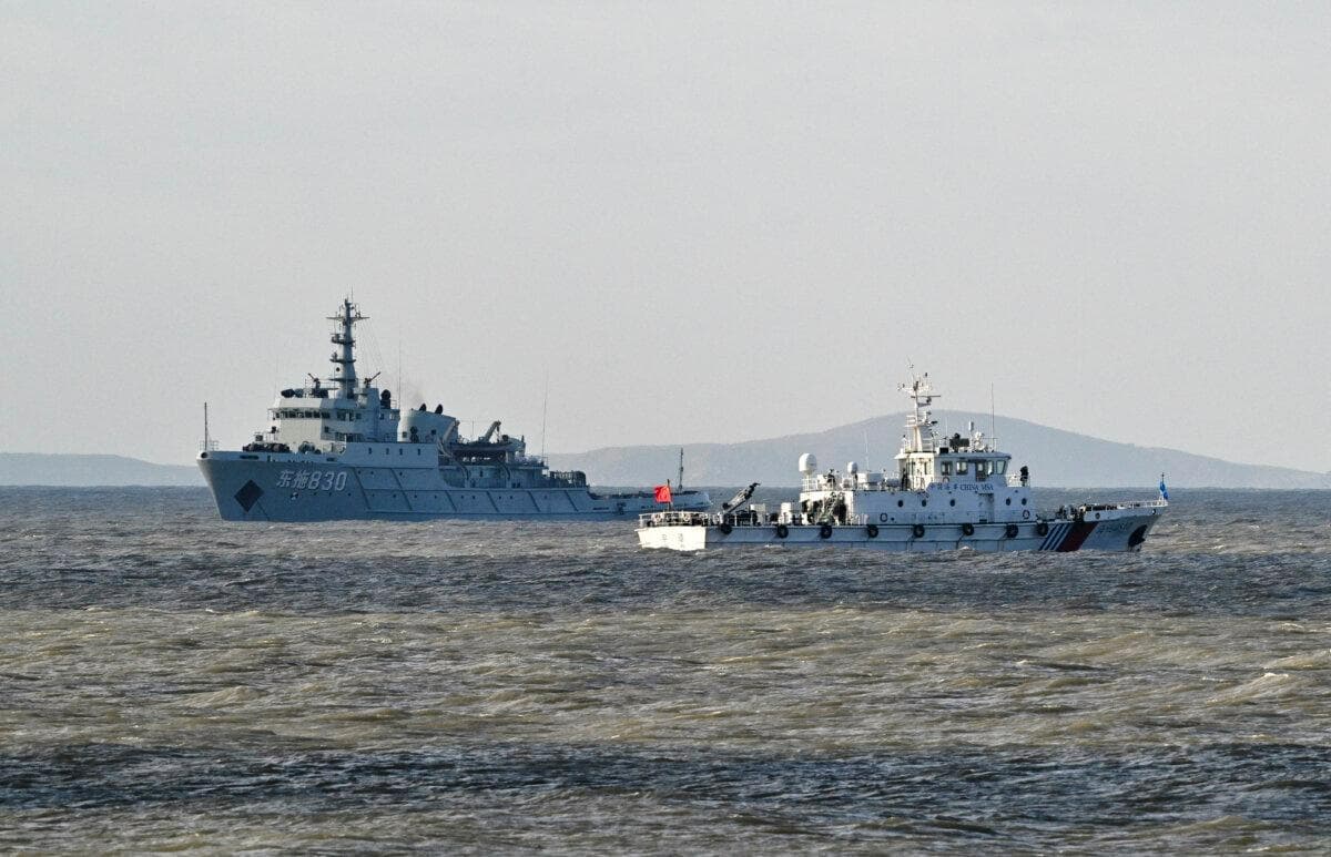 Barcos chinos patrullan mientras el Ejército Popular de Liberación (EPL) realiza maniobras militares en la isla de Pingtan —el punto más cercano a Taiwán— en la provincia oriental de Fujian, China, el 30 de diciembre de 2025. (Adek Berry/AFP vía Getty Images)