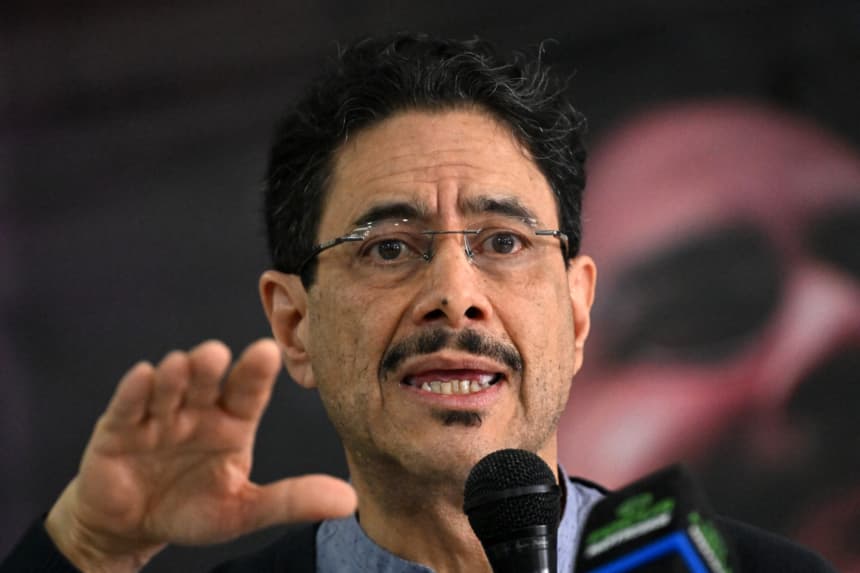 El candidato presidencial de Colombia por el partido Pacto Histórico, Iván Cepeda, gesticula mientras habla durante una conferencia de prensa en Bogotá, el 1 de junio de 2026, el día después de las elecciones presidenciales. (Luis ACOSTA / AFP vía Getty Images)