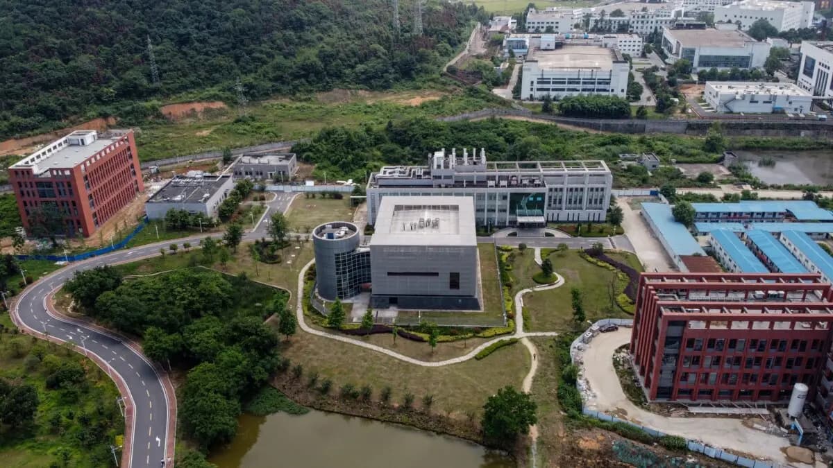 Esta vista aérea muestra el laboratorio P4 (C) en el campus del Instituto de Virología de Wuhan, en la provincia central de Hubei, China, el 27 de mayo de 2020. (Héctor Retamal/AFP vía Getty Images)