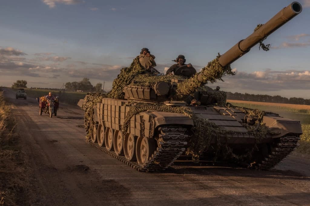 Soldados ucranianos operan un tanque T-72 de fabricación soviética en la región de Sumy, cerca de la frontera con Rusia, el 12 de agosto de 2024. (Roman Pilipey/AFP vía Getty Images).