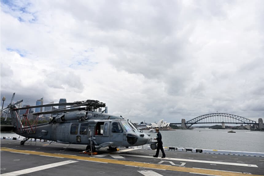 Un helicóptero MH-60 Seahawk en la cubierta del buque USS Tripoli durante una escala en la base naval de Sídney, el 4 de noviembre de 2022. El navío realizaba operaciones rutinarias en el Indo-Pacífico. (Saeed Khan / AFP vía Getty Images).
