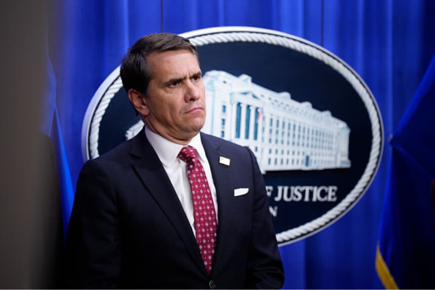 El fiscal general adjunto Todd Blanche ofrece una rueda de prensa en el Departamento de Justicia, en Washington, el 19 de noviembre de 2025, para anunciar cargos contra el exsnowboarder olímpico Ryan Wedding por asesinato y lavado de dinero ligados al narcotráfico. (Andrew Harnik/Getty Images).