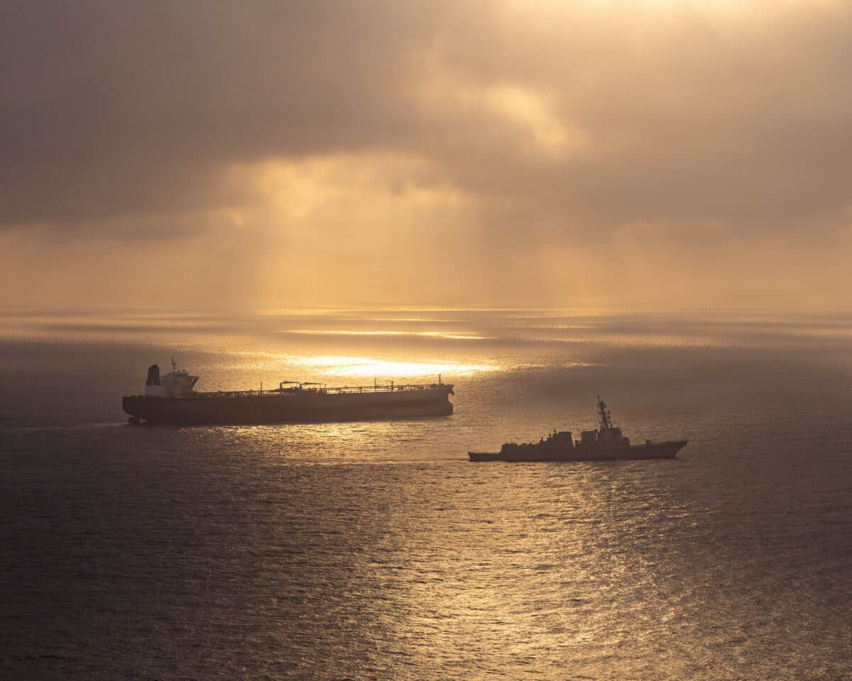 El destructor de misiles guiados de la clase Arleigh Burke USS Rafael Peralta (DDG 115) impone un bloqueo marítimo a un buque con bandera iraní que intentaba navegar hacia un puerto iraní, el 24 de abril de 2026. (Armada de los Estados Unidos).