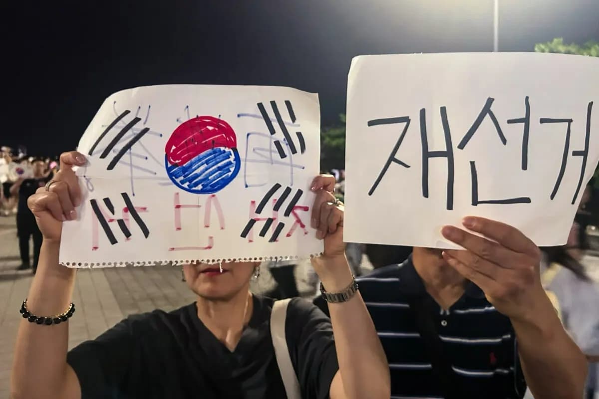 Carteles escritos a mano exigiendo nuevas elecciones en Seúl, Corea del Sur, el 6 de junio de 2026. (Khasub Lee/Epoch Times Korea)