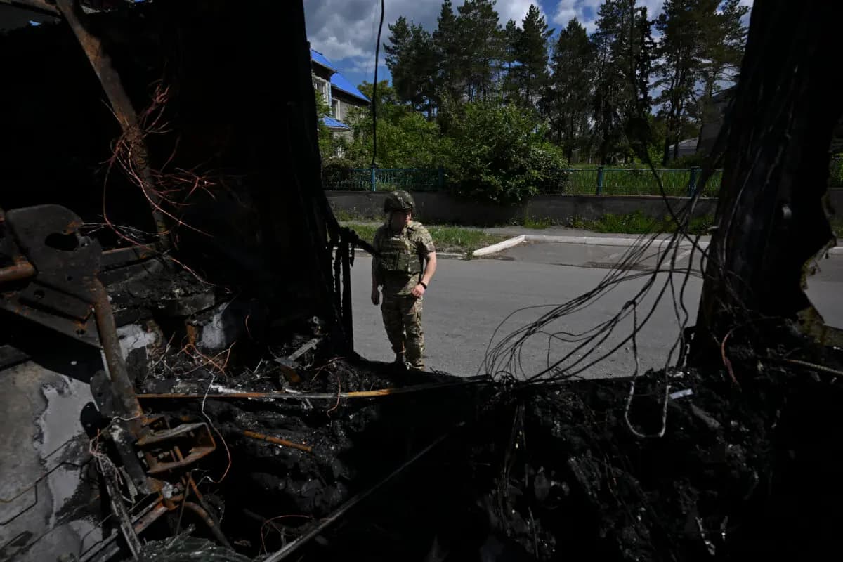 El lugar donde se produjo un ataque con drones contra un autobús en la localidad de Yenakiyeve, en la región de Donetsk (Ucrania, bajo control ruso), en el marco del actual conflicto entre Rusia y Ucrania. El ataque con drones, que impactó contra un autobús el 3 de junio de 2026, causó la muerte de siete personas y dejó once heridos. (AFP vía Getty Images).