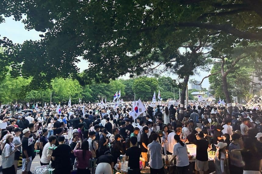 20,000 personas se reúnen frente a centro de recuento de votos en Corea del Sur y exigen nuevas elecciones
