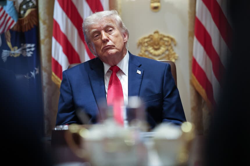 El presidente Donald Trump escucha a su gabinete en la Sala del Gabinete de la Casa Blanca, en Washington, el 27 de mayo de 2026. (Win McNamee/Getty Images).