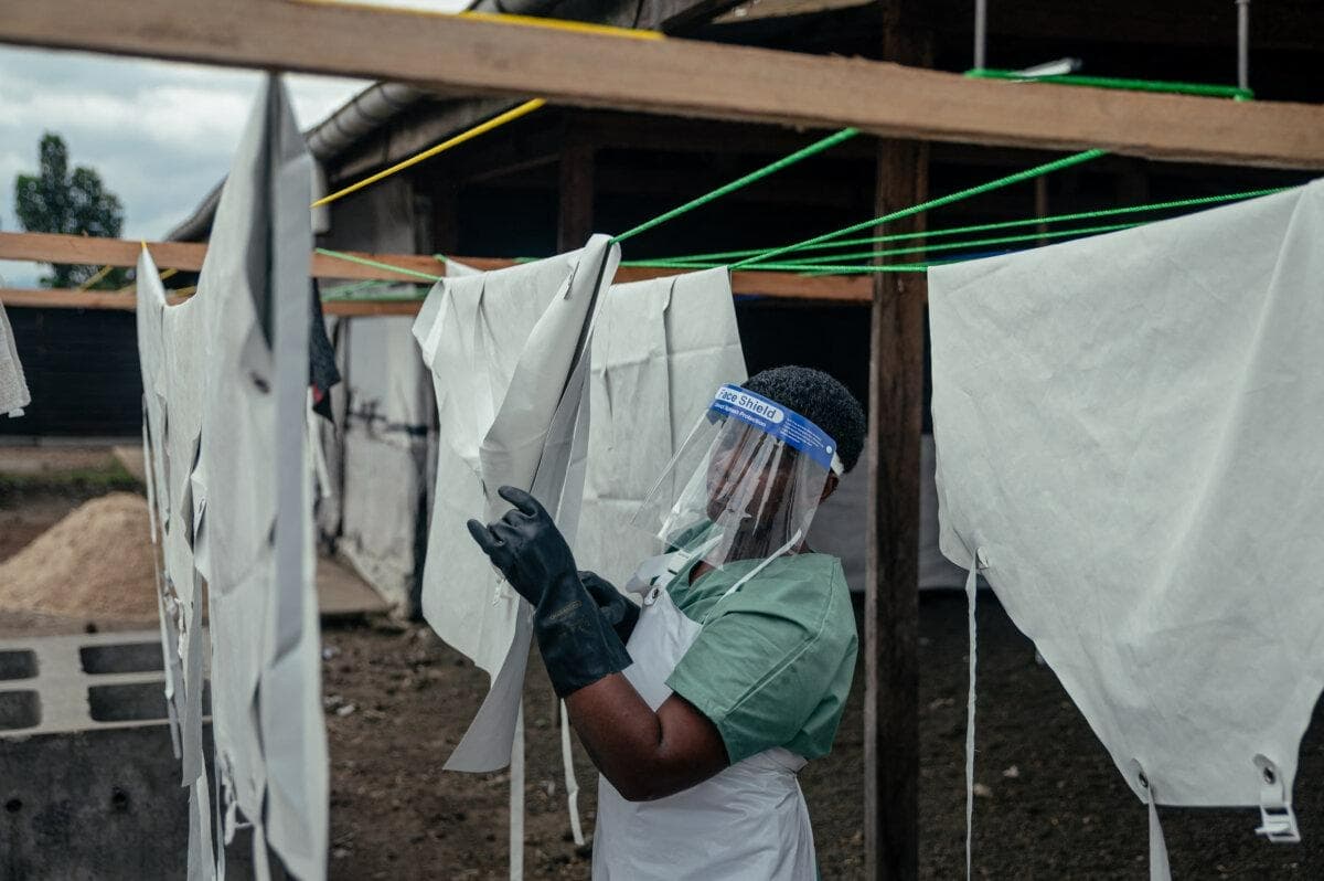Un miembro del personal cuelga el equipo de protección para que se seque en el Centro de Tratamiento del Ébola de Munigi, en el Congo, el 2 de junio de 2026. (Jospin Mwisha/AFP vía Getty Images)