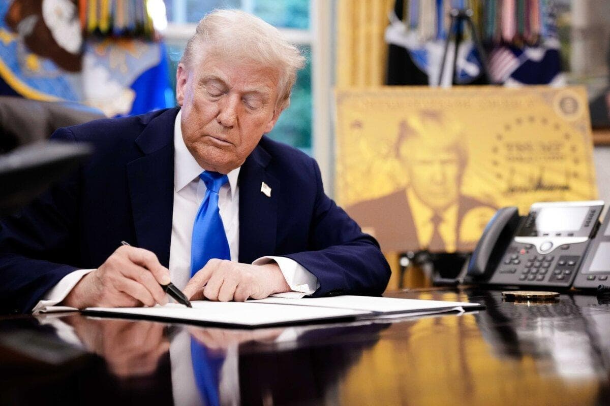 El presidente Donald Trump firma una orden ejecutiva en el Despacho Oval el 19 de septiembre de 2025. (Andrew Harnik/Getty Images)