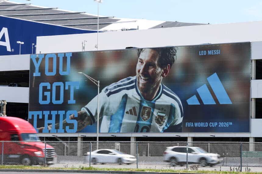 Vehículos pasan junto a un estacionamiento con una valla publicitaria que muestra al argentino Lionel Messi, al lado del New York New Jersey Stadium (anteriormente MetLife Stadium), antes de la Copa Mundial de la FIFA 2026 en East Rutherford, Nueva Jersey, el 9 de junio de 2026. (TIMOTHY A. CLARY / AFP vía Getty Images).