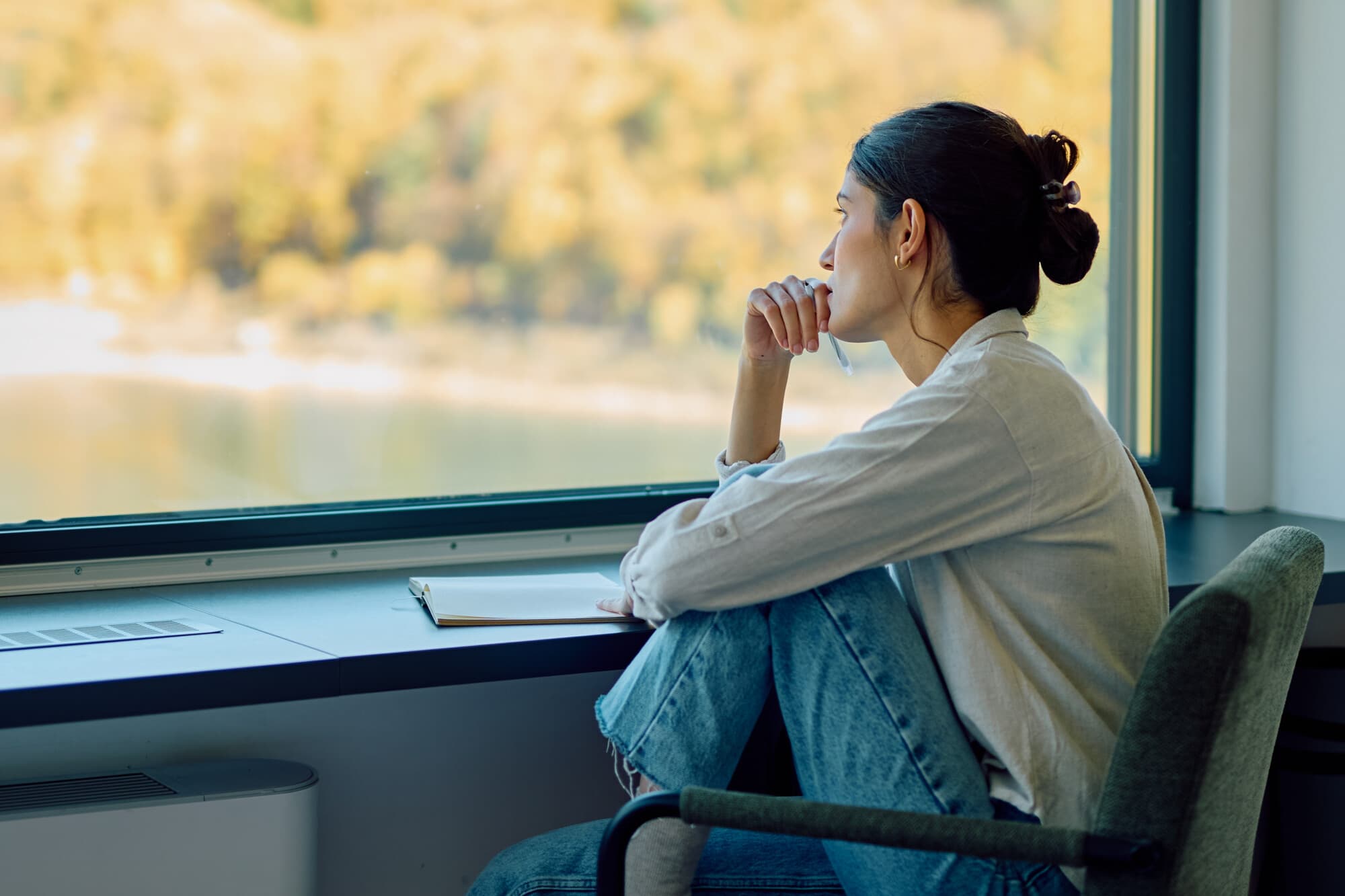 Nuestra libertad reside en la capacidad de reconocer nuestros pensamientos, de elegir si seguirlos o no, y de dar cabida al silencio que surge cuando dejamos de perseguirlos. (we.bond.creations/Shutterstock).