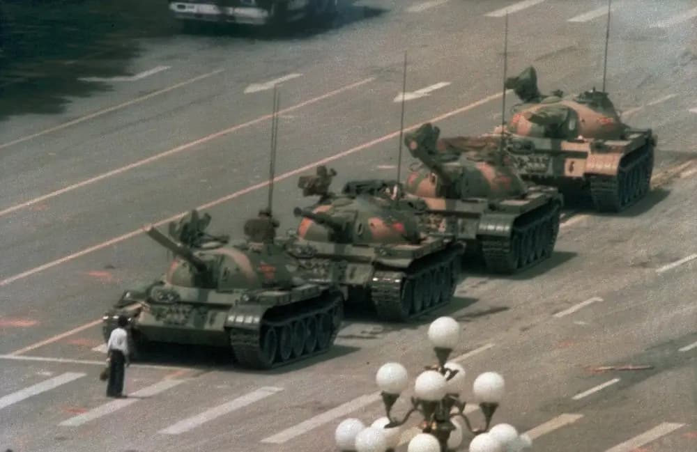 Un hombre chino en solitario bloquea una columna de tanques que se dirige hacia el este por la Avenida de la Paz Eterna de Beijing tras la masacre de la plaza de Tiananmen, el 5 de junio de 1989. (Jeff Widener/AP Photo).