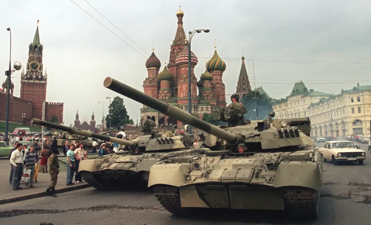 Tanques del Ejército Soviético estacionados cerca de la puerta de Spassky (izquierda), una de las entradas al Kremlin, y de la catedral de San Basilio (centro) en la Plaza Roja de Moscú, tras el golpe de Estado que derrocó al presidente soviético Mijaíl Gorbachov, el 19 de agosto de 1991. (DIMA TANIN/AFP vía Getty Images).