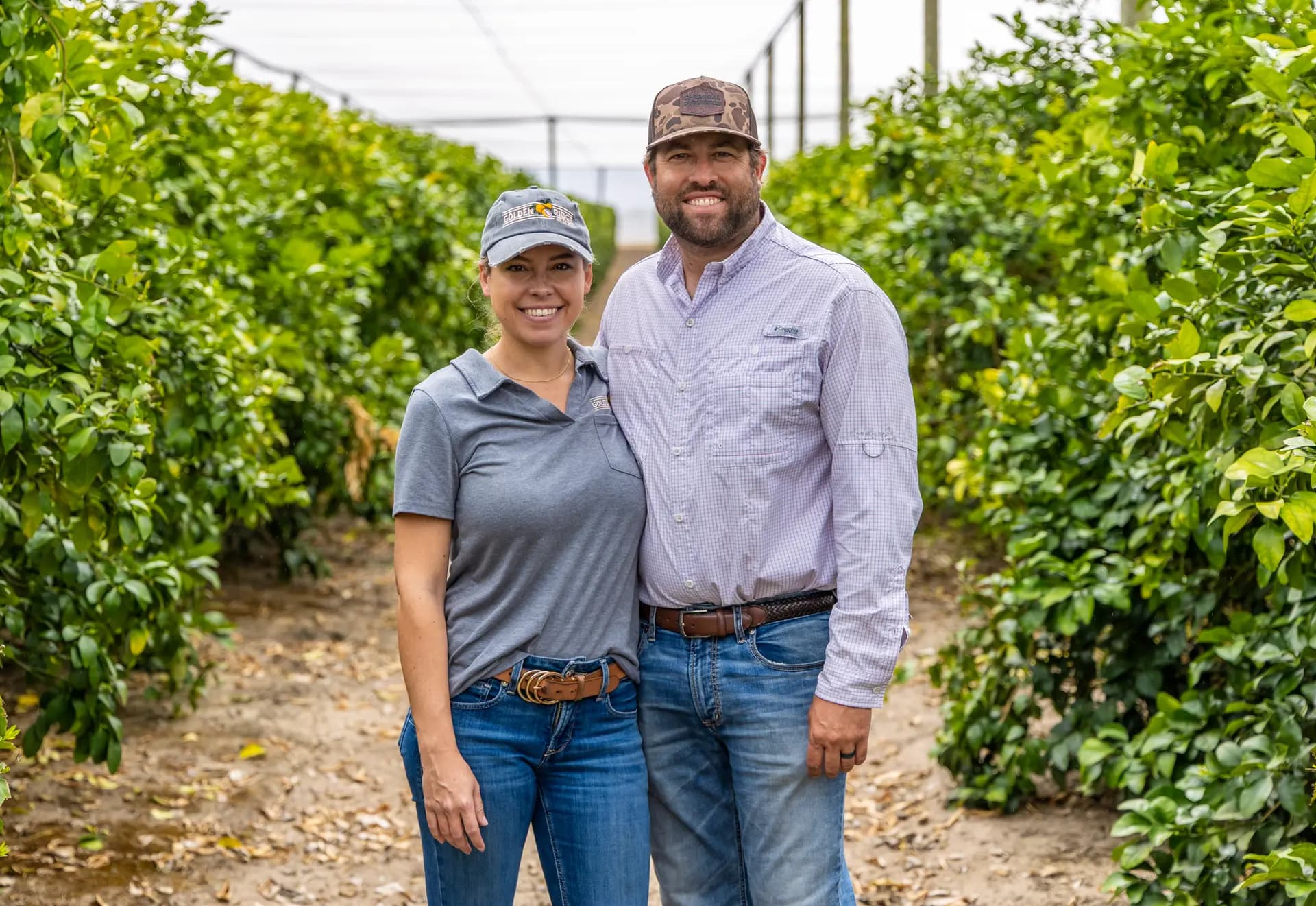 <em>Katie y Shane Bevilacqua trabajan juntos cultivando cítricos en su explotación agrícola, Golden Ridge Groves, en Bartow, Florida, el 3 de marzo de 2026. La pareja está innovando con un nuevo método para combatir la enfermedad del enverdecimiento de los cítricos. (Natasha Holt/The Epoch Times)</em>