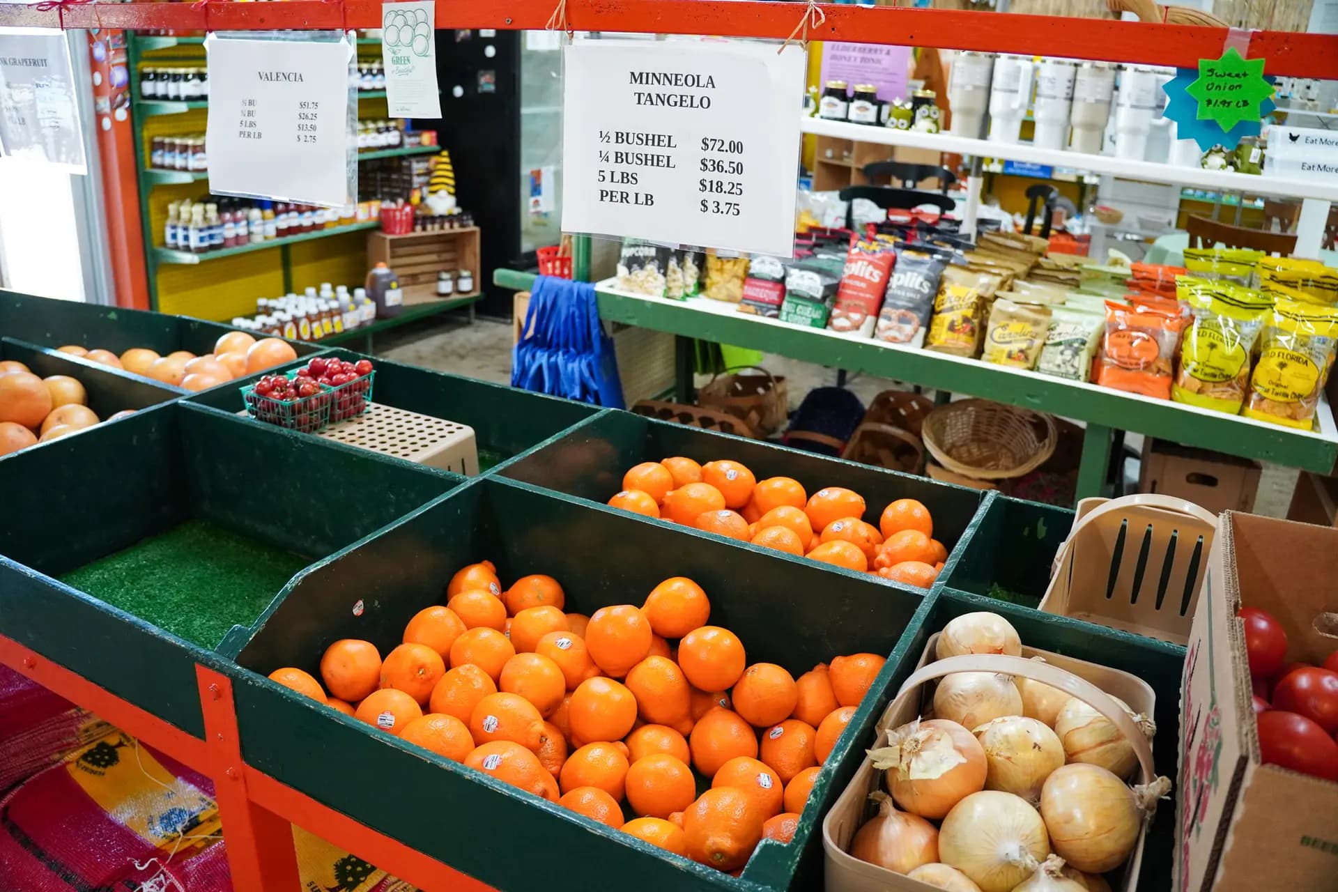 <em>Tangelos Minneola a la venta en The Citrus Place en Terra Ceia, Florida, el 21 de mayo de 2026. Debido a la devastación causada por la enfermedad del enverdecimiento de los cítricos, la fruta que se vende en el mercado proviene de otros agricultores del estado. (Jacob Burg/The Epoch Times)</em>