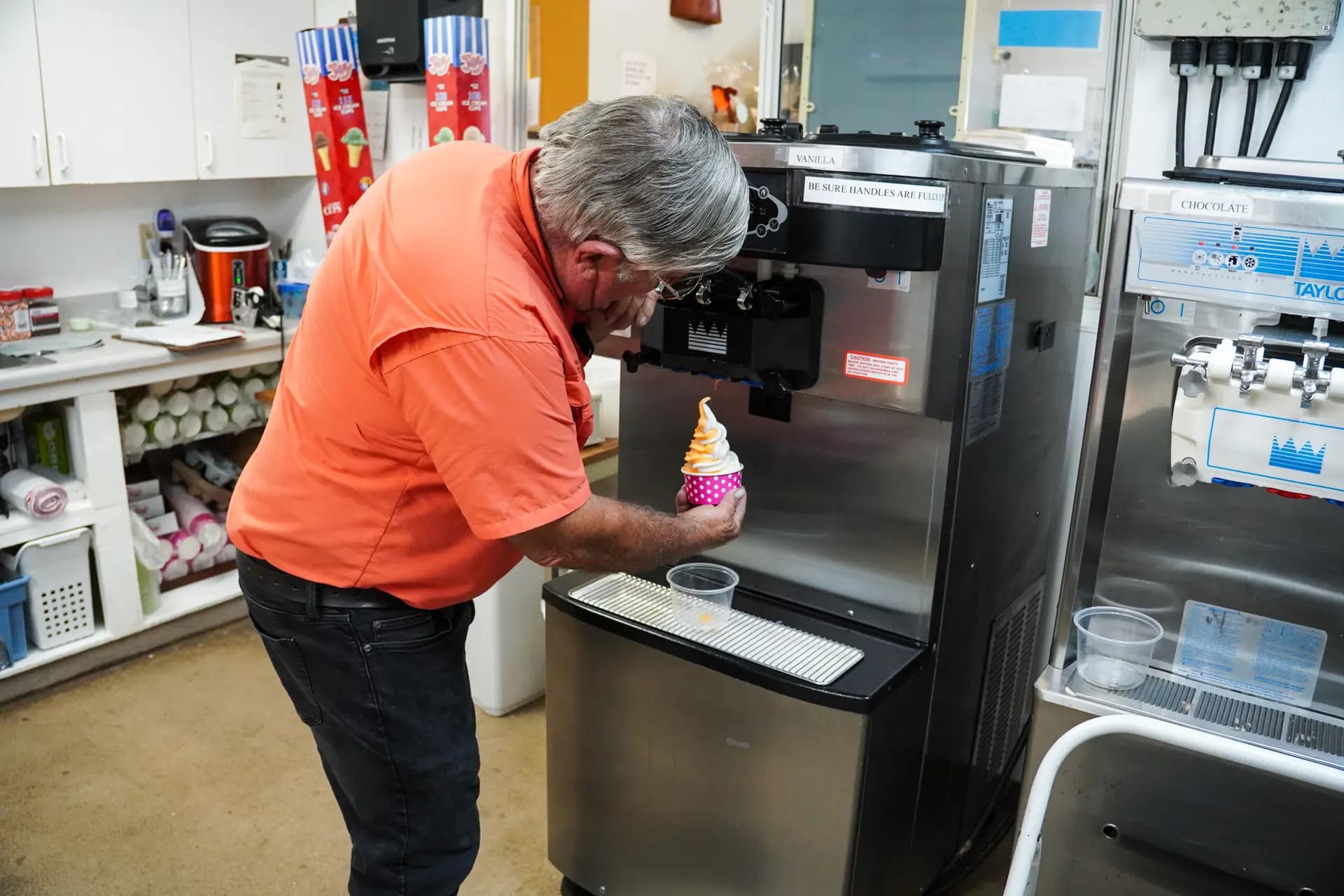 <em>Sidney Tillett, agricultor de cítricos de toda la vida, muestra su helado casero de naranja y vainilla en The Citrus Place en Terra Ceia, Florida, el 21 de mayo de 2026. Su helado es el producto más vendido de la tienda. (Jacob Burg/The Epoch Times)</em>