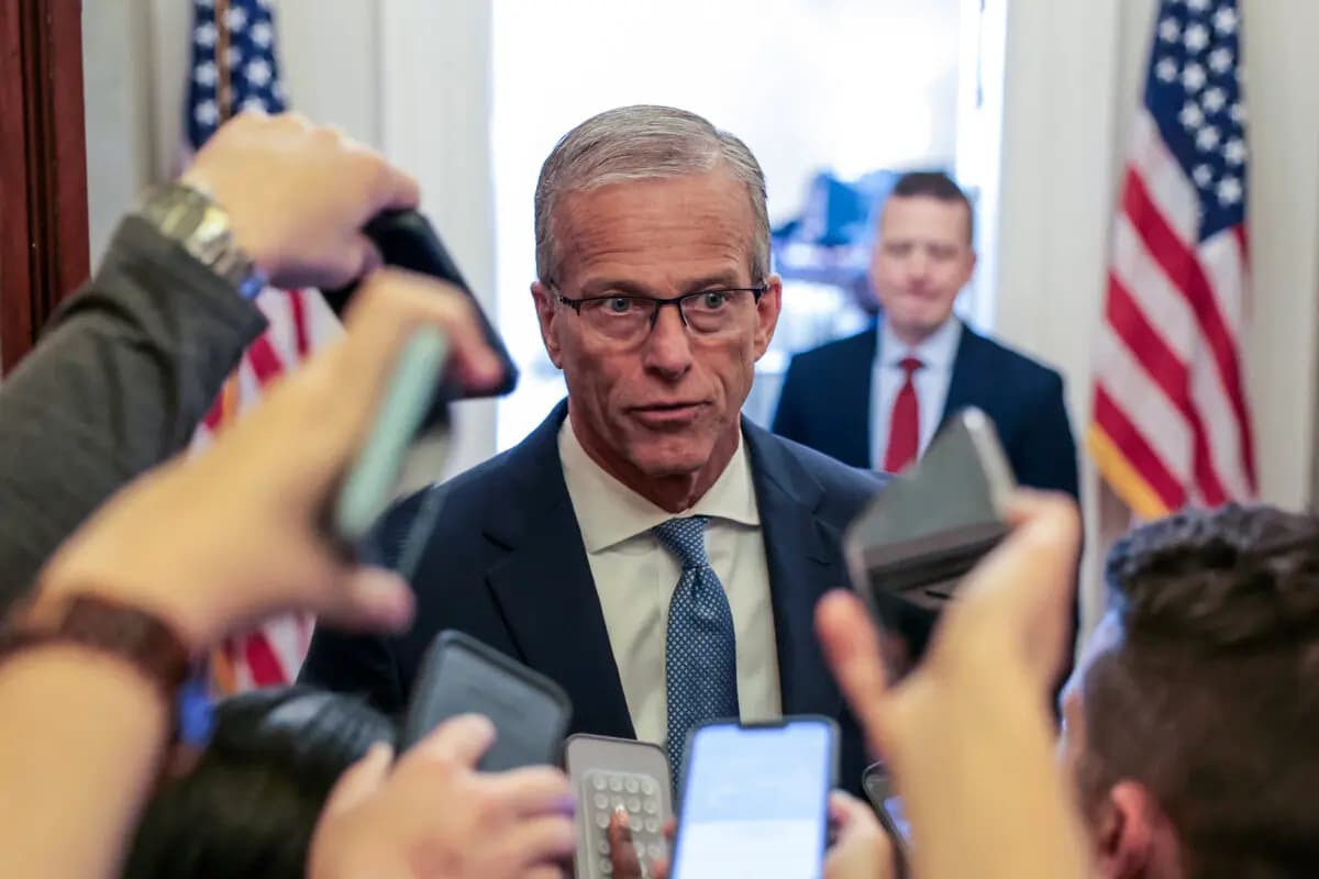 El líder de la mayoría del Senado, John Thune (R-D.S.), habla con los periodistas en el Capitolio de EE. UU. el 21 de mayo de 2026. (Anna Moneymaker/Getty Images)