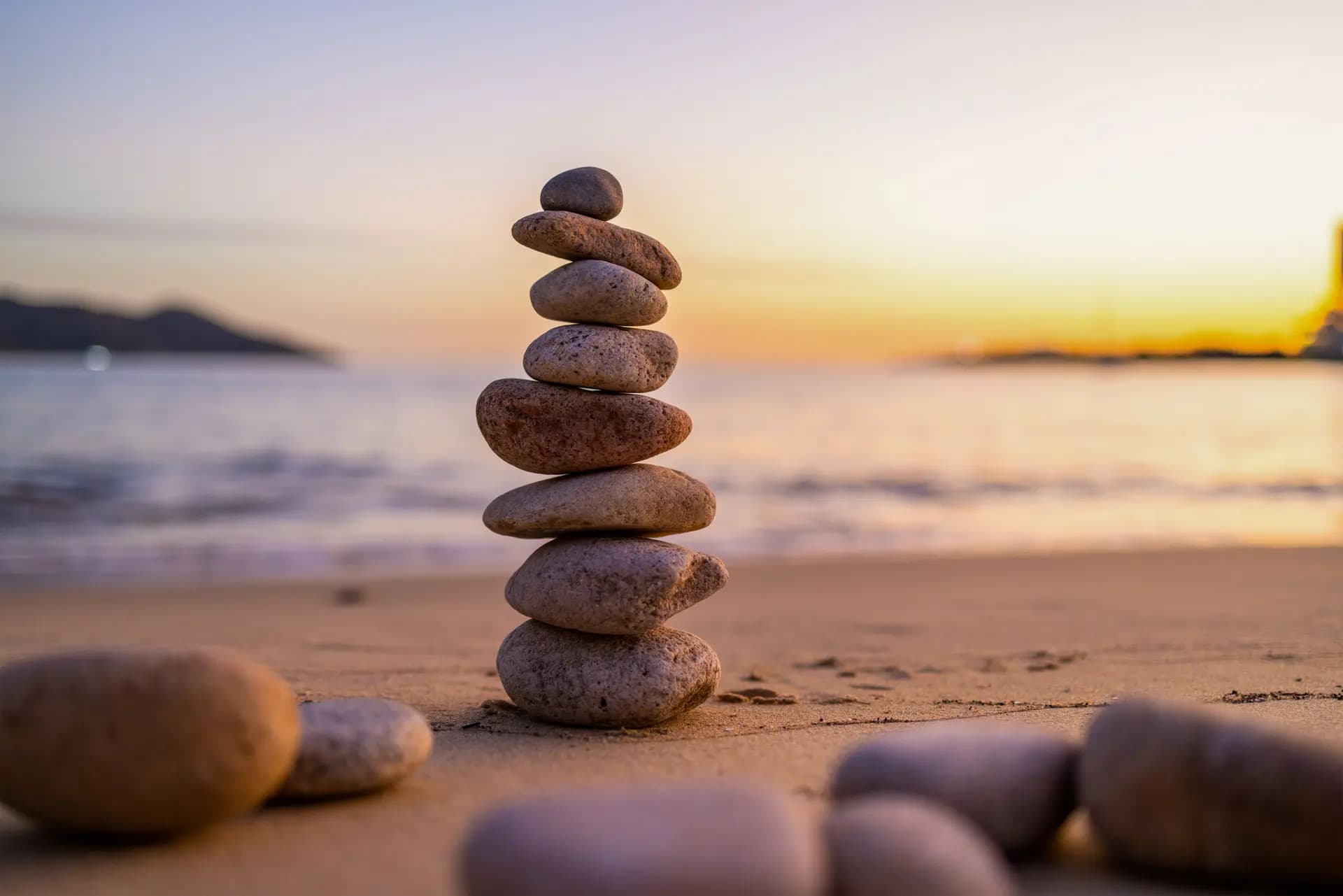 <em>La práctica meditativa enseña a observar los pensamientos tal como aparecen y desaparecen, exactamente como llegaron, sin identificarse con ellos. (leungchopan /Shutterstock).</em>