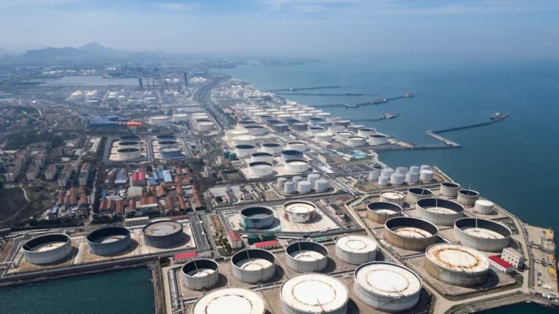 Importaciones chinas de petróleo crudo caen a mínimo en 8 años por cierre del estrecho de Ormuz