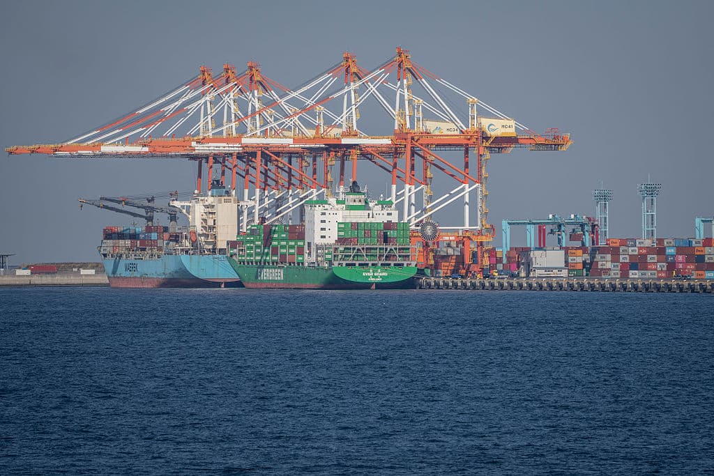 Buques de carga atracados en la terminal internacional de carga de Yokohama, prefectura de Kanagawa, el 8 de abril de 2026. Las bolsas de valores de Japón y Corea del Sur se dispararon a primera hora del 8 de abril, tras el anuncio de Trump de un alto el fuego de dos semanas con Irán, con conversaciones mediadas por Pakistán durante dicho período. Mientras tanto, los precios del petróleo se desplomaron, con los crudos WTI y Brent cayendo por debajo de los 100 dólares el barril. (Yuichi YAMAZAKI / AFP vía Getty Images)