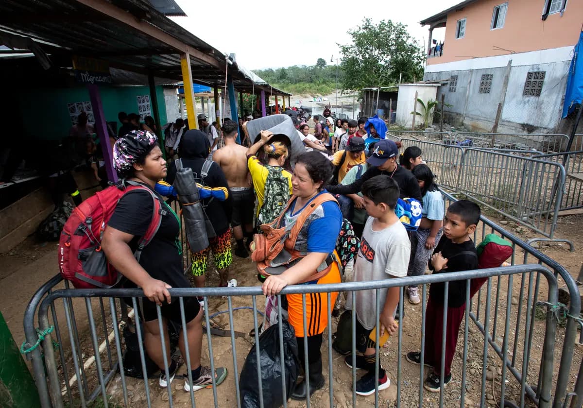 <em>Migrantes son conducidos a través de un puesto de control de inmigración tras ser transportados en canoa a Bajo Chiquito el 18 de febrero de 2024. Bajo Chiquito es el primer campamento de migrantes después de cruzar el Tapón del Darién desde Colombia a Panamá. (Bobby Sanchez para The Epoch Times).</em>