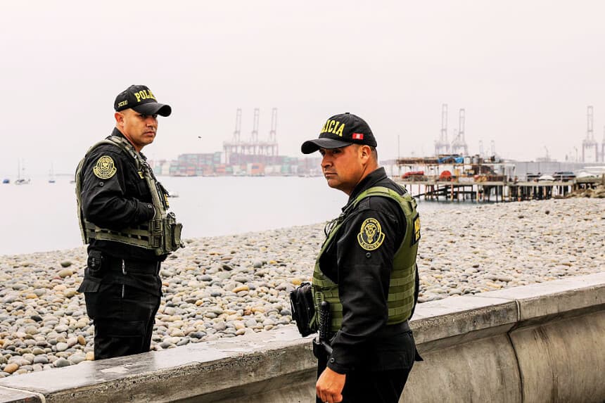 Agentes de la policía peruana vigilan la costa durante una alerta de tsunami en La Punta, provincia del Callao, Perú, el 30 de julio de 2025. (CONNIE FRANCE/AFP vía Getty Images)