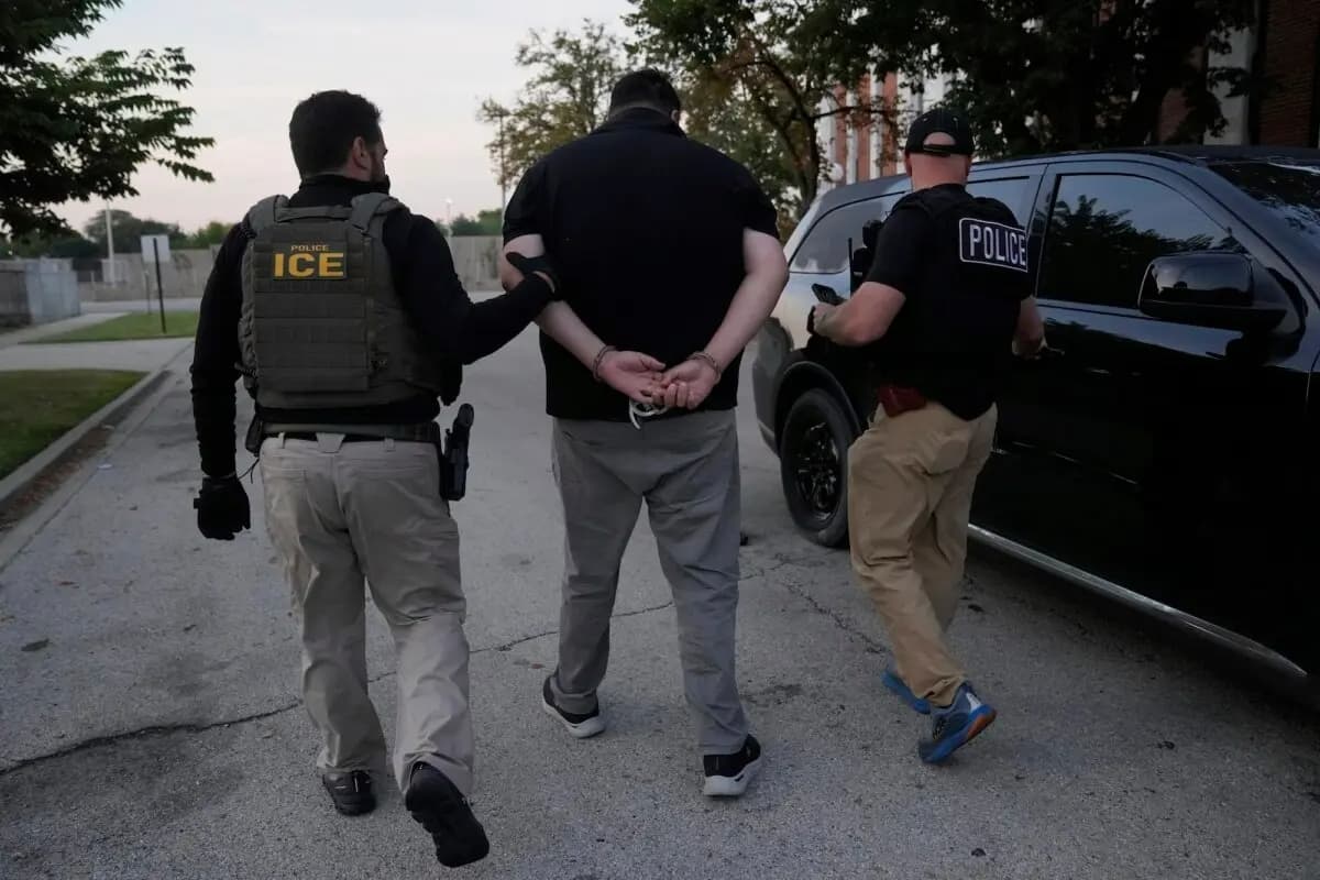 Agentes del Servicio de Inmigración y Control de Aduanas de EE. UU. realizan una detención durante una operación matutina en Park Ridge, Illinois, el 19 de septiembre de 2025. (Foto AP/Erin Hooley)