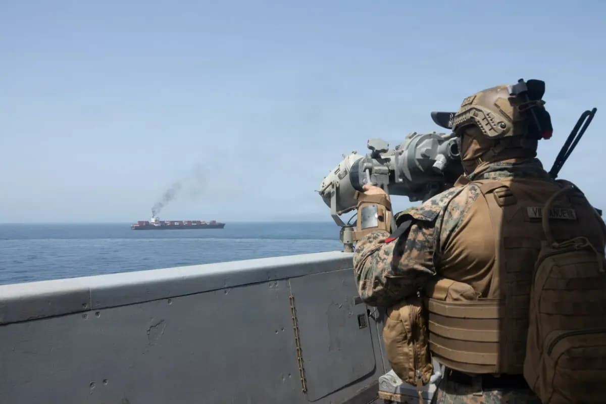 En esta foto de archivo facilitada por el Mando Central de EE. UU., las fuerzas estadounidenses patrullan el mar Arábigo cerca del M/V Touska el 20 de abril de 2026. (Marina de EE. UU. a través de Getty Images)