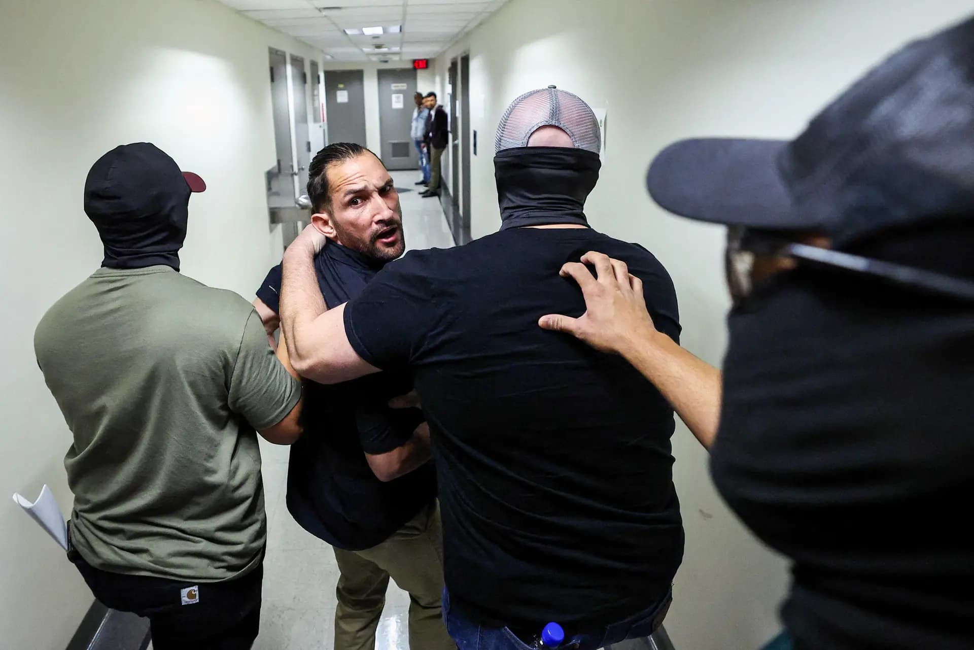 Un hombre es detenido por agentes federales tras su vista en una corte de inmigración, en el interior del Edificio Federal Jacob K. Javitz de la ciudad de Nueva York, el 1 de octubre de 2025. Una política adoptada por la administración Trump en 2025 supuso un cambio con respecto a la forma en que las administraciones anteriores habían interpretado la Ley de Inmigración y Nacionalidad. (Charly Triballeau / AFP/Getty).