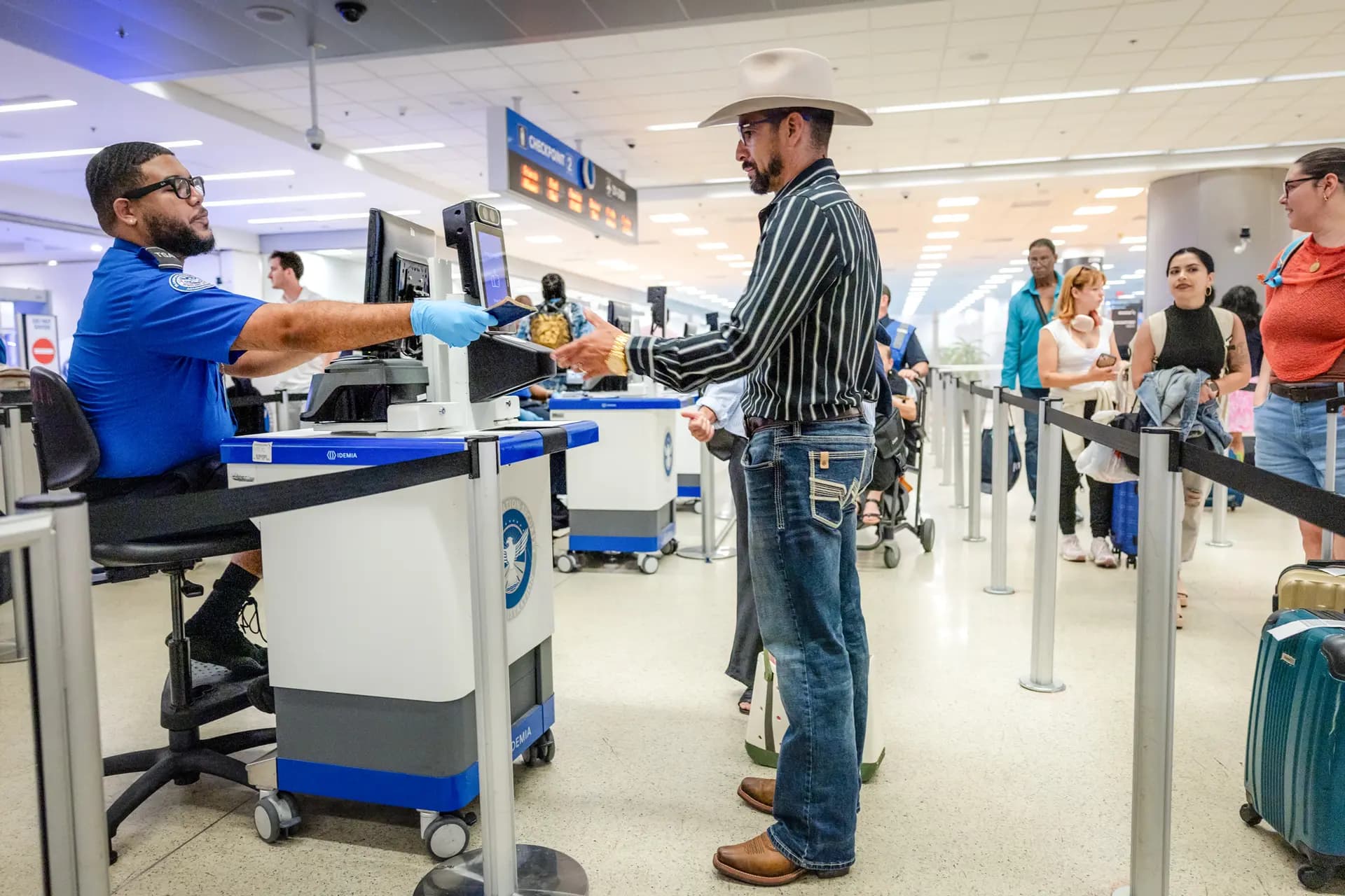 Marvin Suazo, de 43 años, pasa por un control de la Administración de Seguridad en el Transporte en el aeropuerto de Miami mientras se autoexpulsa a Honduras, en Miami, el 25 de mayo de 2026. Los expertos jurídicos afirman que el mosaico de sentencias contradictorias sobre la política de detención de inmigrantes ha generado confusión entre las fuerzas del orden. (John Moore/Getty Images).