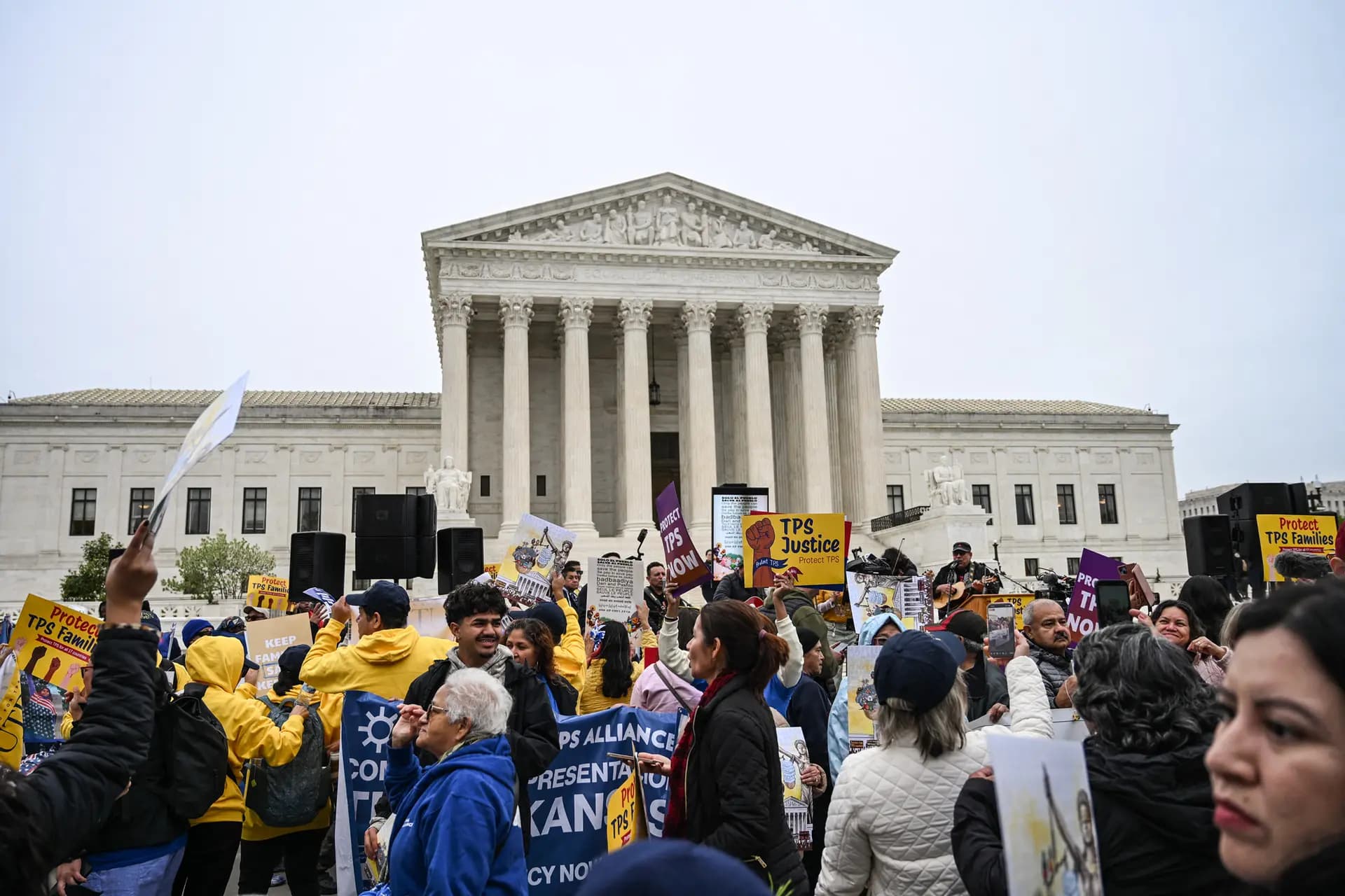 Miembros de la Alianza Nacional TPS se concentran ante la Corte Suprema en Washington el 29 de abril de 2026. La Administración Trump interpreta que la Ley de Inmigración Ilegal y Responsabilidad del Inmigrante exige la detención sin fianza para los inmigrantes ilegales. (Alex Wroblewski / AFP vía Getty Images).