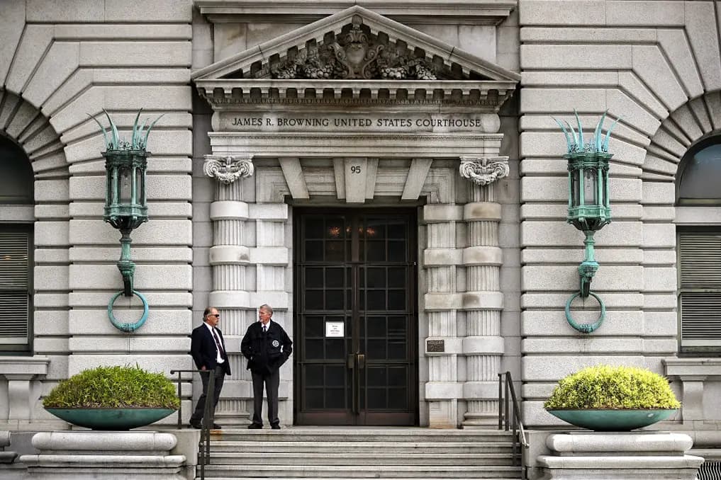 Varios guardias de seguridad se encuentran frente a la Corte de Apelaciones del Noveno Circuito de Estados Unidos en San Francisco el 12 de junio de 2017. Varias cortes de apelación han emitido interpretaciones contradictorias de la Ley de Inmigración Ilegal y Responsabilidad del Inmigrante. (Justin Sullivan/Getty Images).